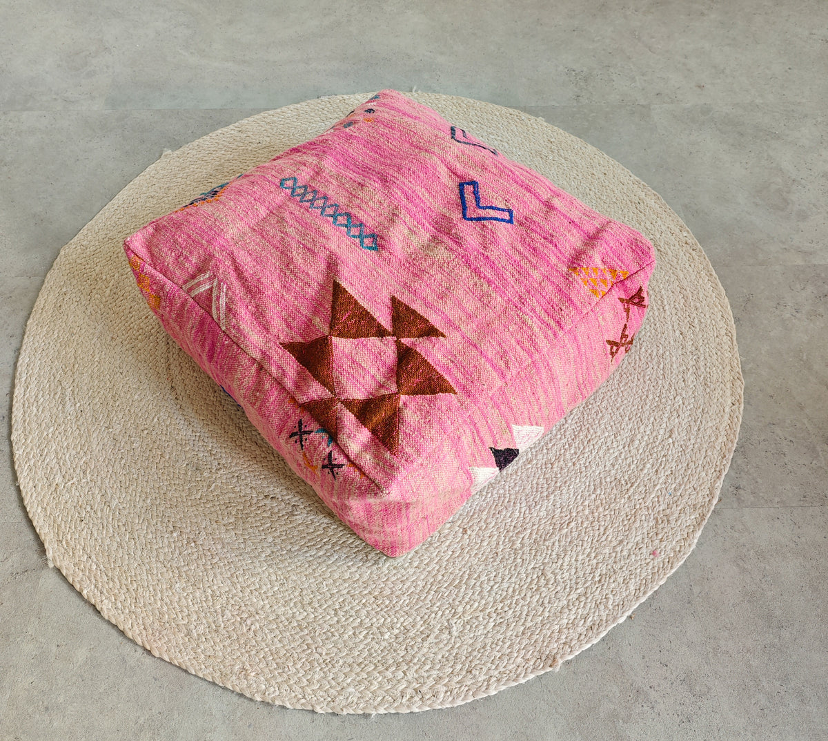 Pouf berbère vintage du Maroc, Coussin de sol Kilim violet, Pouf en laine fait à la main avec motifs géométriques