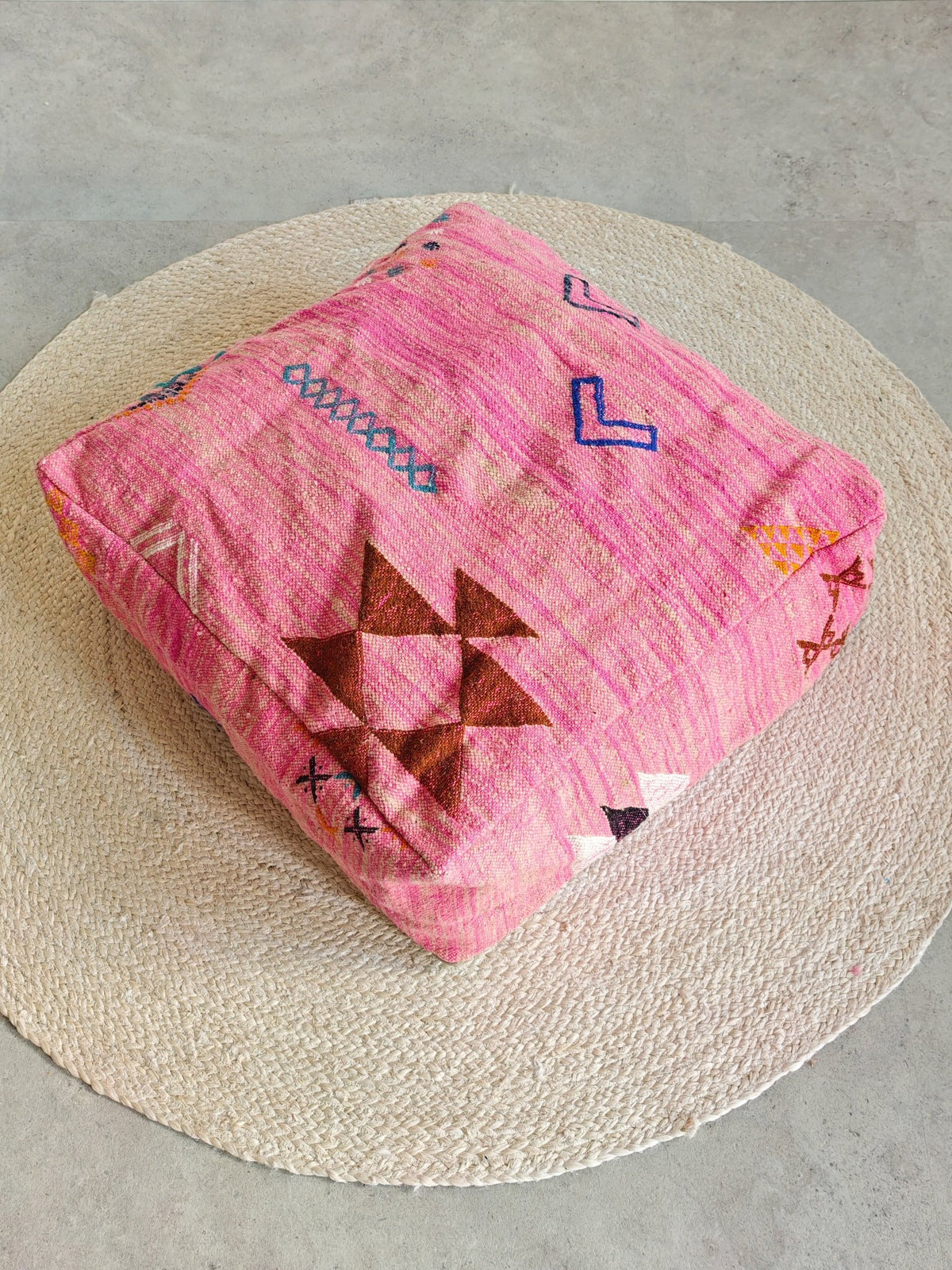 Berber Pouf aus Marokko, Kelim Bodenkissen Rosa / Pink, Handgefertigter Pouf aus Wolle mit geometrischen Mustern (Kopie) (Kopie) (Kopie) - CocosyBerlin