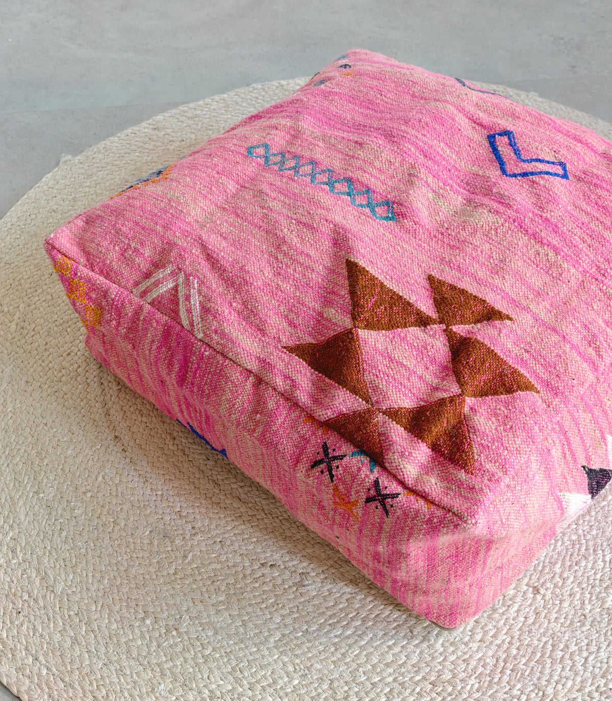 Pouf berbère vintage du Maroc, Coussin de sol Kilim violet, Pouf en laine fait à la main avec motifs géométriques