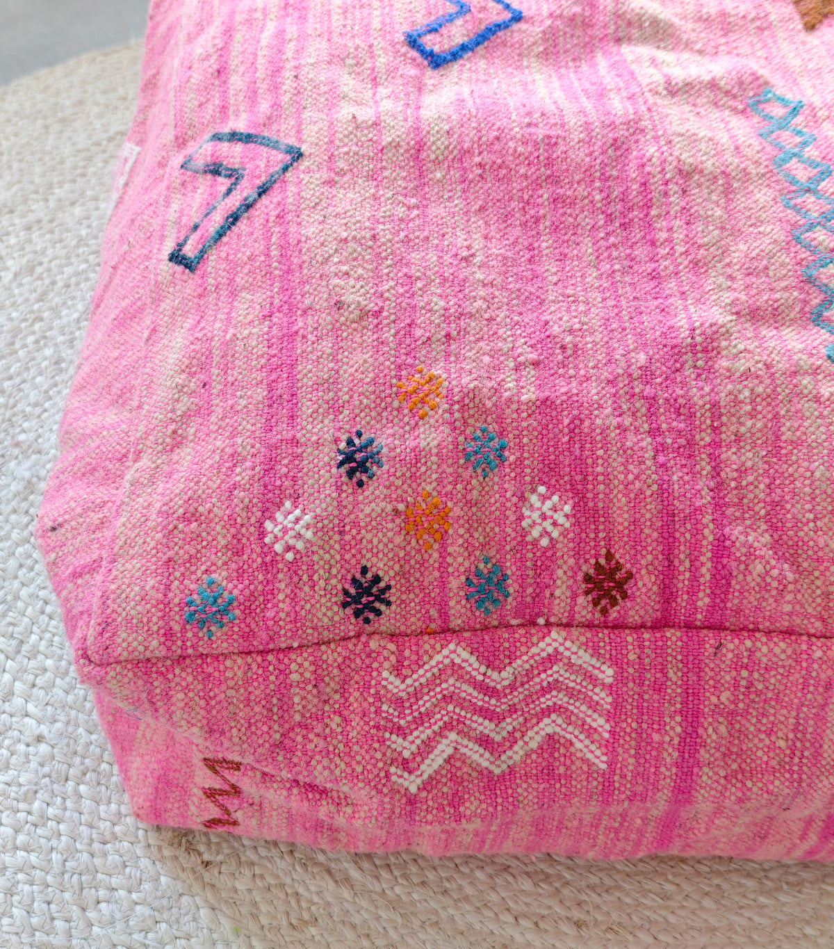 Pouf berbère vintage du Maroc, Coussin de sol Kilim violet, Pouf en laine fait à la main avec motifs géométriques