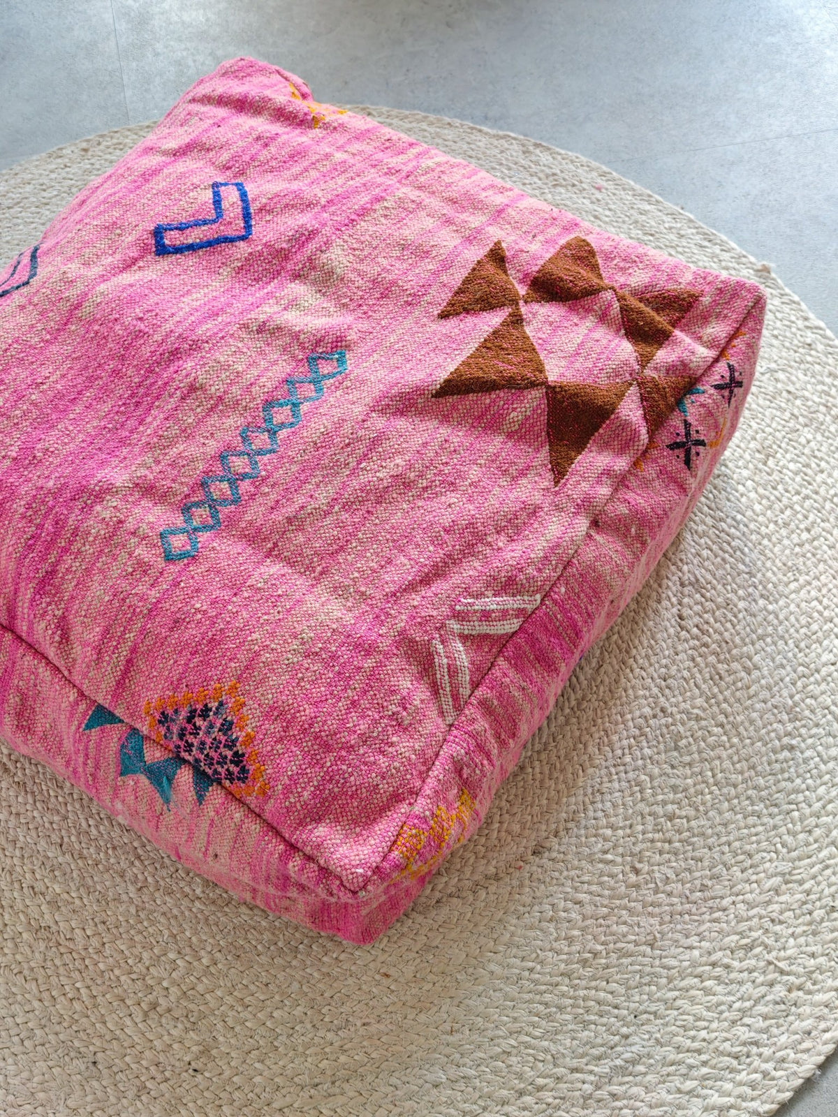 Berber Pouf aus Marokko, Kelim Bodenkissen Rosa / Pink, Handgefertigter Pouf aus Wolle mit geometrischen Mustern (Kopie) (Kopie) (Kopie) - CocosyBerlin