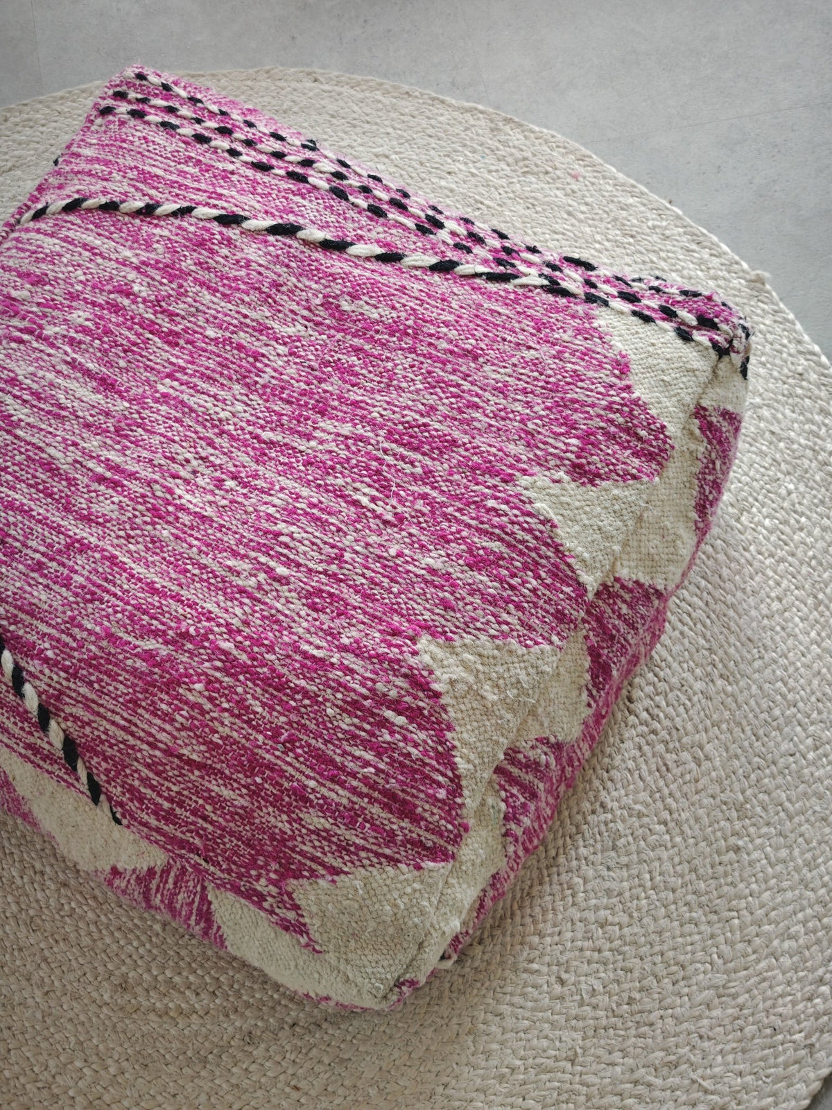 Berber Pouf aus Marokko, Kelim Bodenkissen Rosa / Pink, Handgefertigter Pouf aus Wolle mit geometrischen Mustern (Kopie) (Kopie) - CocosyBerlin