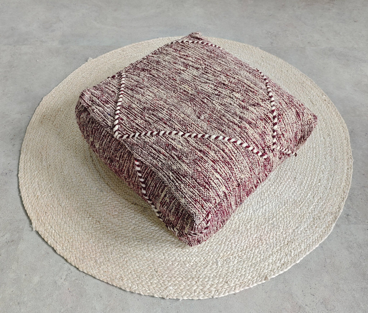 Vintage Berber Pouf aus Marokko, Violett Kelim Bodenkissen, Handgefertigter Pouf aus Wolle mit geometrischen Mustern (Kopie) - CocosyBerlin