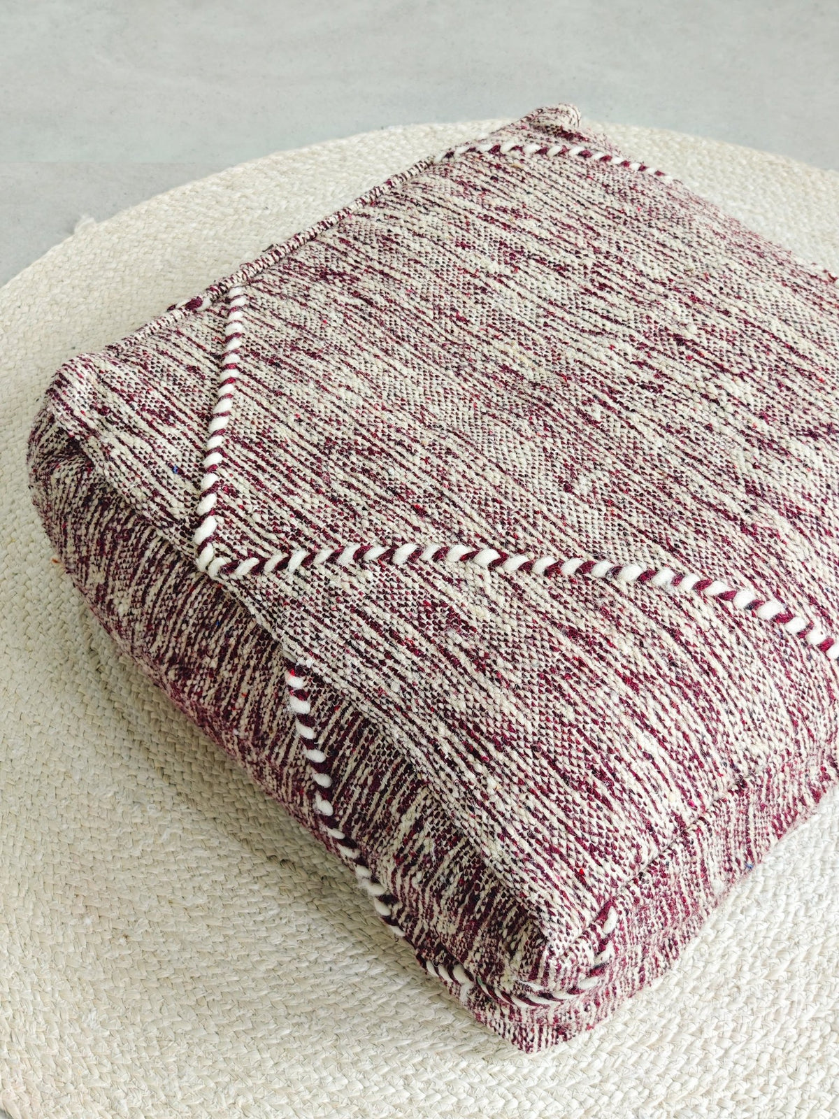 Vintage Berber Pouf aus Marokko, Violett Kelim Bodenkissen, Handgefertigter Pouf aus Wolle mit geometrischen Mustern (Kopie) - CocosyBerlin