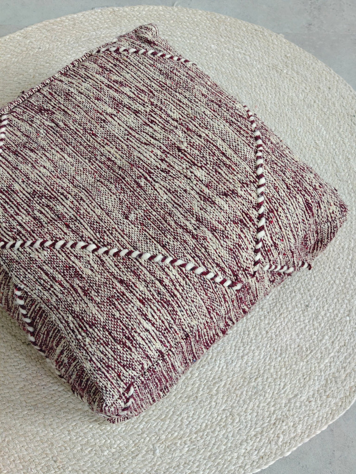 Vintage Berber Pouf aus Marokko, Violett Kelim Bodenkissen, Handgefertigter Pouf aus Wolle mit geometrischen Mustern (Kopie) - CocosyBerlin