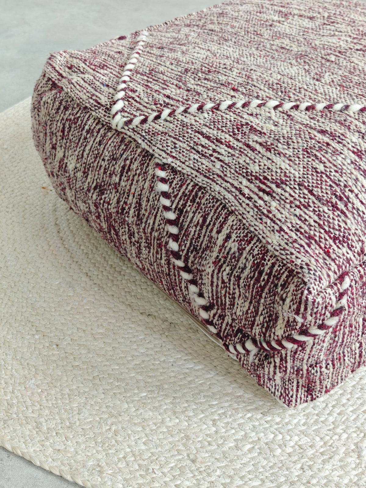 Vintage Berber Pouf aus Marokko, Violett Kelim Bodenkissen, Handgefertigter Pouf aus Wolle mit geometrischen Mustern (Kopie) - CocosyBerlin