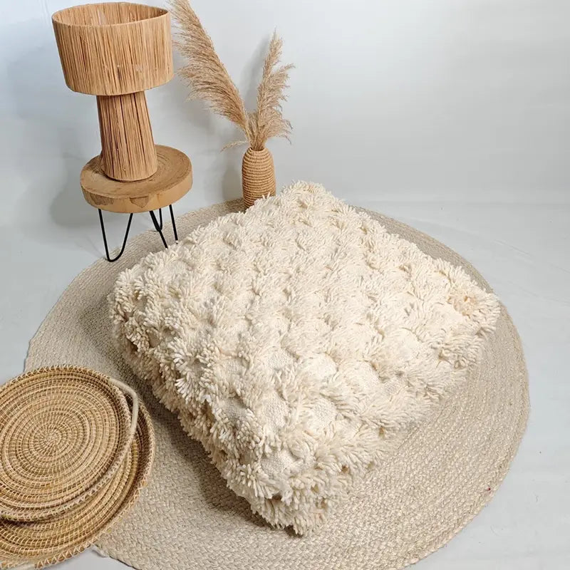 Marokkanischer Berber Pouf aus Wolle, cremefarben strukturiert, Bodenkissen im Boho-Wohnzimmer