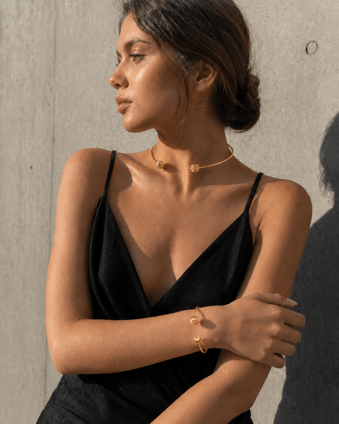 Goldenes Choker & Armreif Set aus gehämmertem Messing, Boho Schmuck Set, Golden Sphere Set - Choker & Bracelet - CocosyBerlin