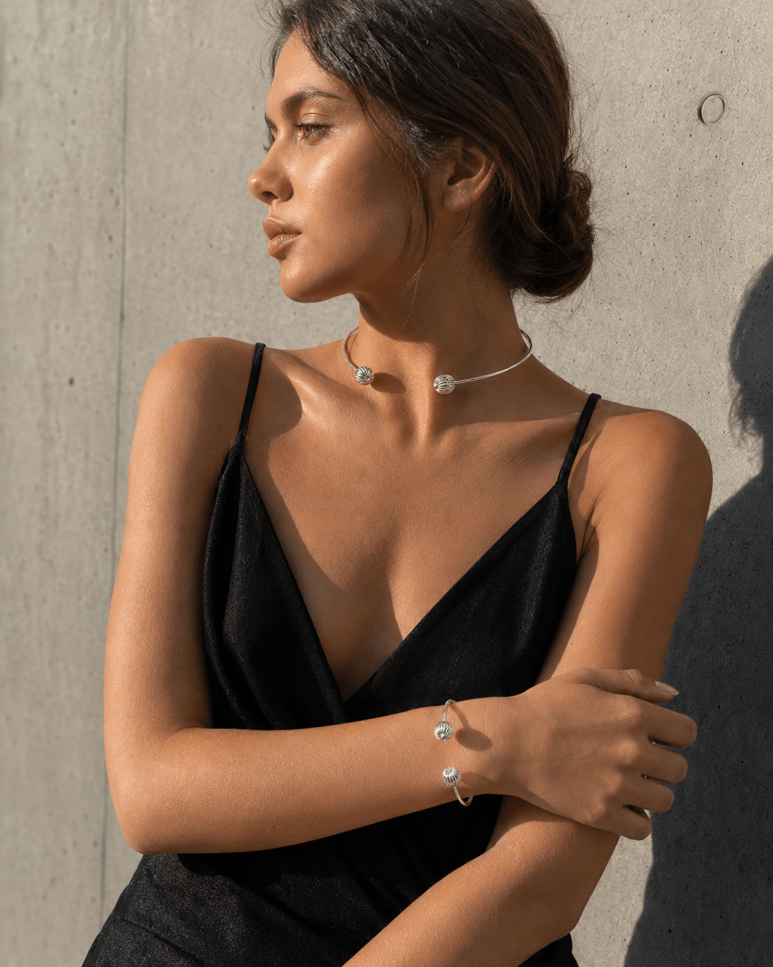 silbernes Choker & Armreif Set aus gehämmertem Messing versilbert, Boho Schmuck-Set minimalistisch, Silver Sphere Set – Choker & Bracelet - CocosyBerlin