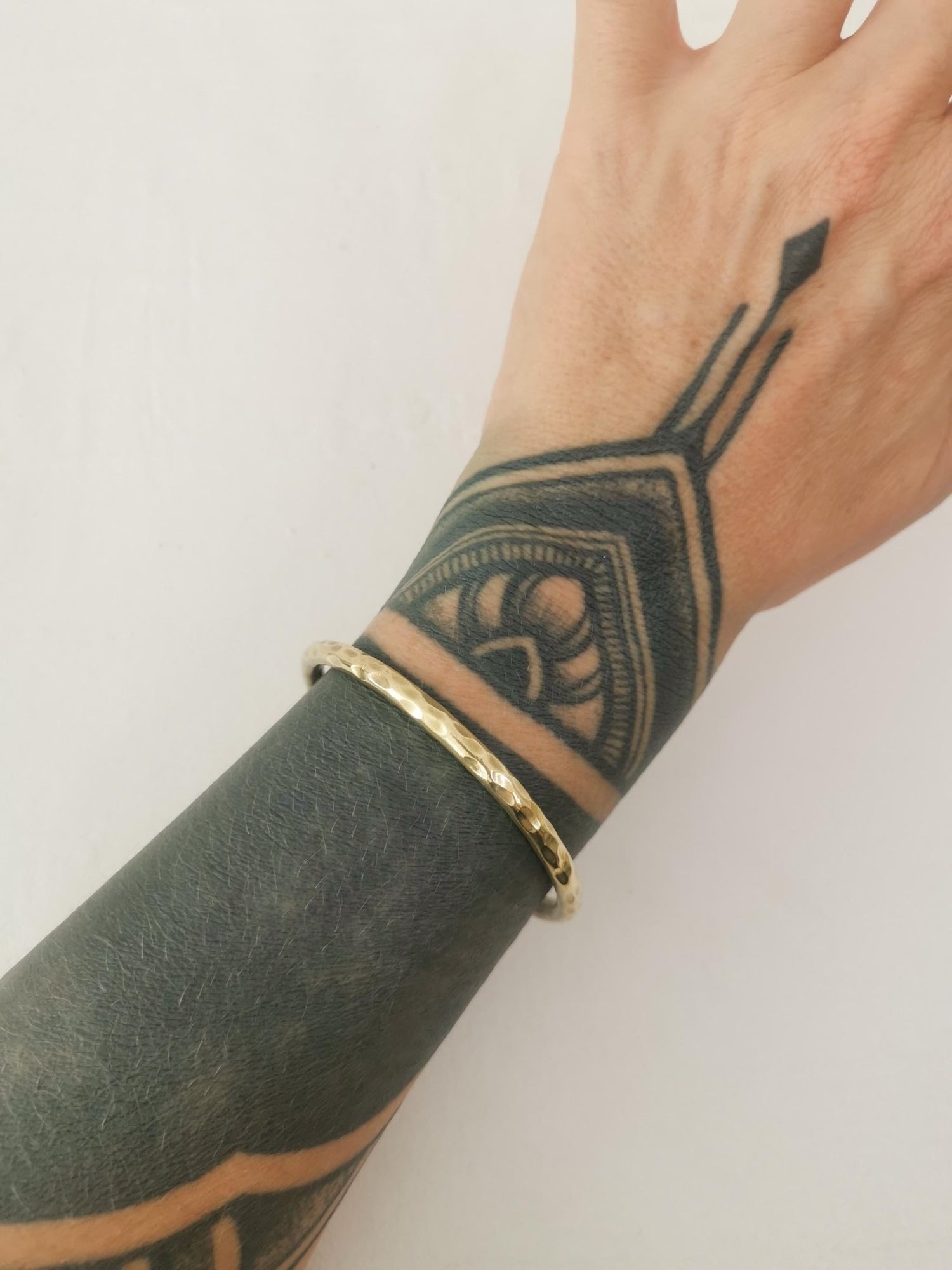 Statement Armreif aus massivem Messing, gehämmert - CocosyBerlin