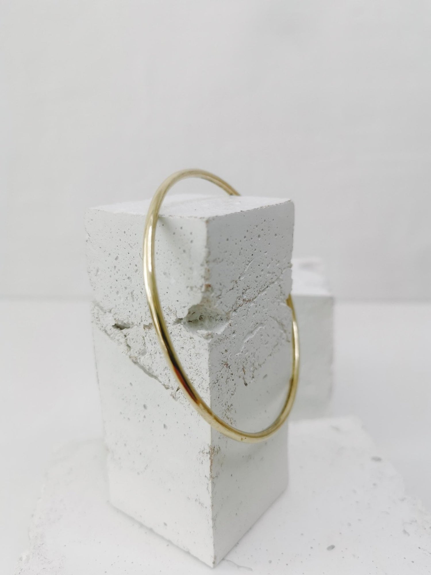 Dünner Armreif aus massivem Messing, Statement Armreif, schlichter Armreif, Tribal goldener Armreif, minimalistischer Armreif gle - CocosyBerlin