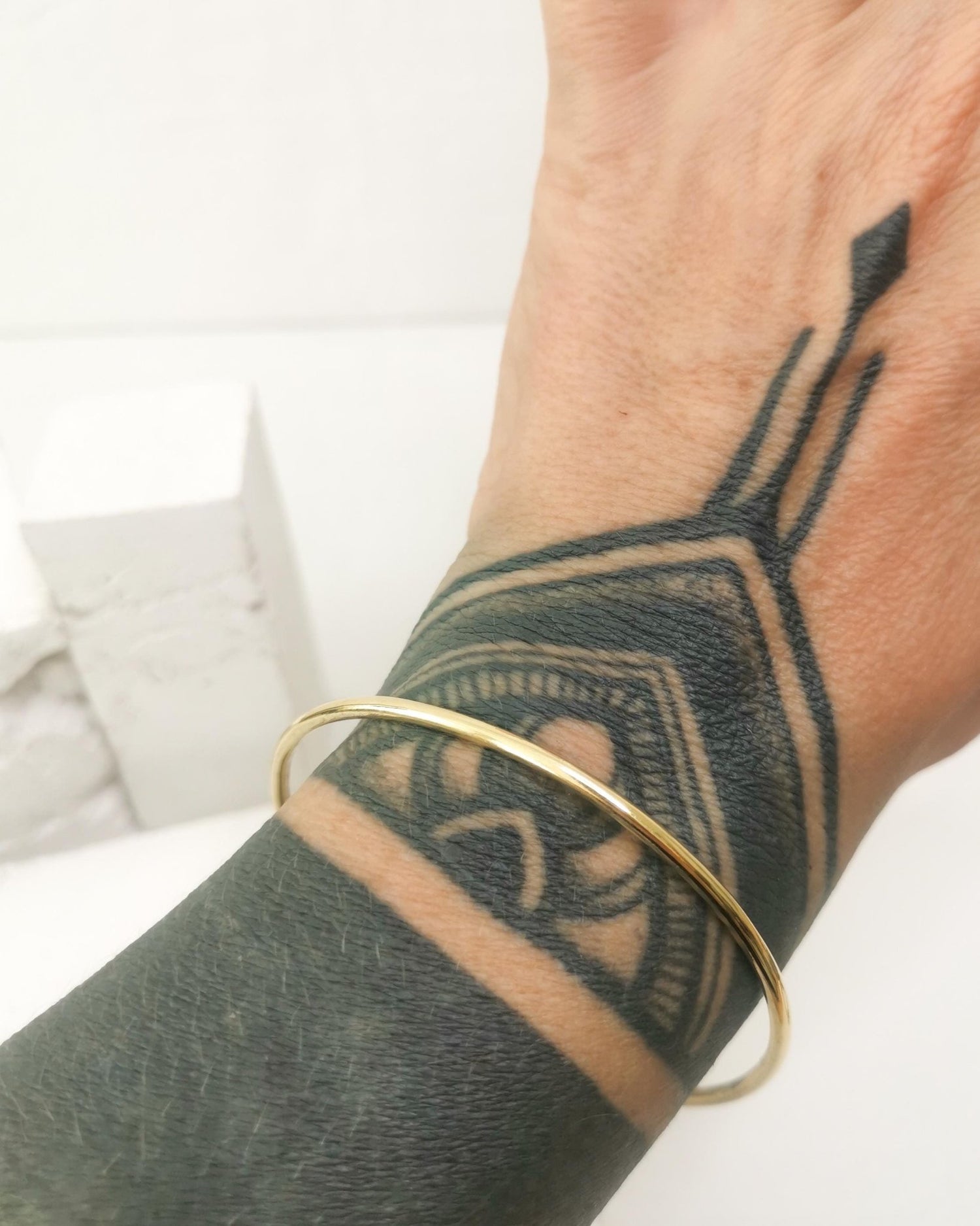 Dünner Armreif aus massivem Messing, Statement Armreif, schlichter Armreif, Tribal goldener Armreif, minimalistischer Armreif gle - CocosyBerlin