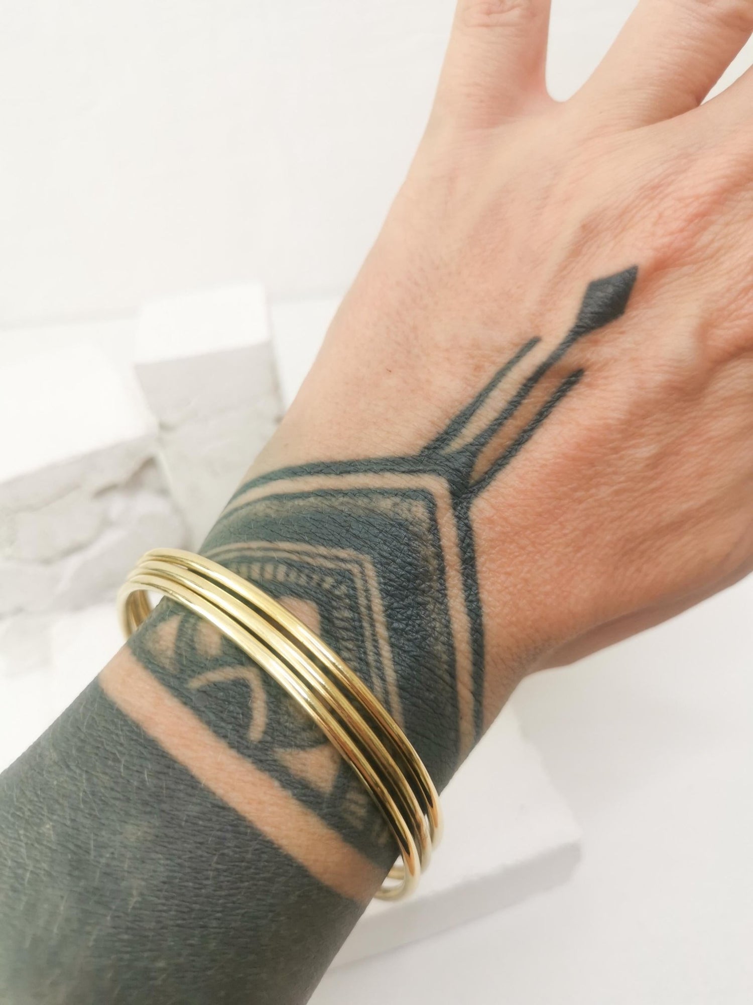 Dünner Armreif aus massivem Messing, Statement Armreif, schlichter Armreif, Tribal goldener Armreif, minimalistischer Armreif gle - CocosyBerlin