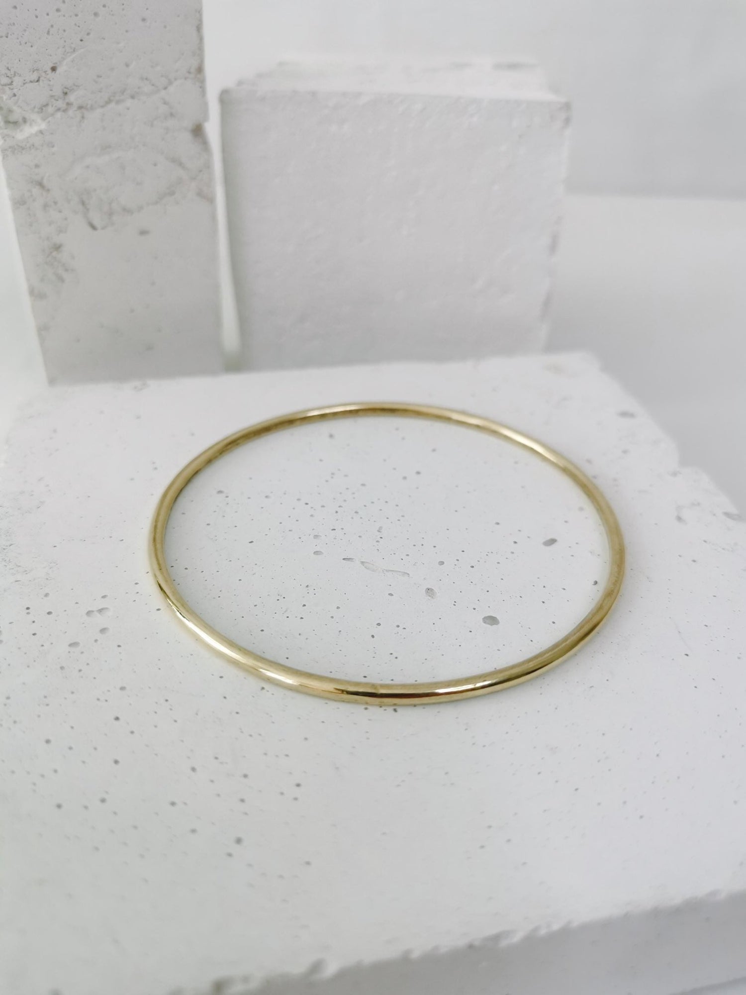 Dünner Armreif aus massivem Messing, Statement Armreif, schlichter Armreif, Tribal goldener Armreif, minimalistischer Armreif gle - CocosyBerlin
