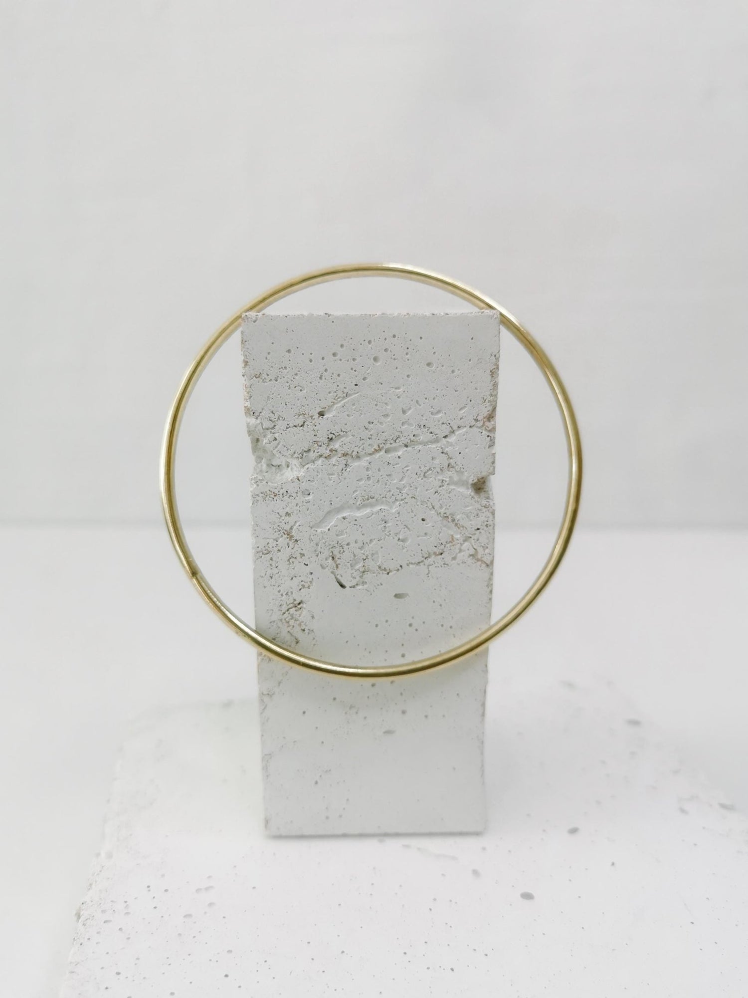 Dünner Armreif aus massivem Messing, Statement Armreif, schlichter Armreif, Tribal goldener Armreif, minimalistischer Armreif gle - CocosyBerlin