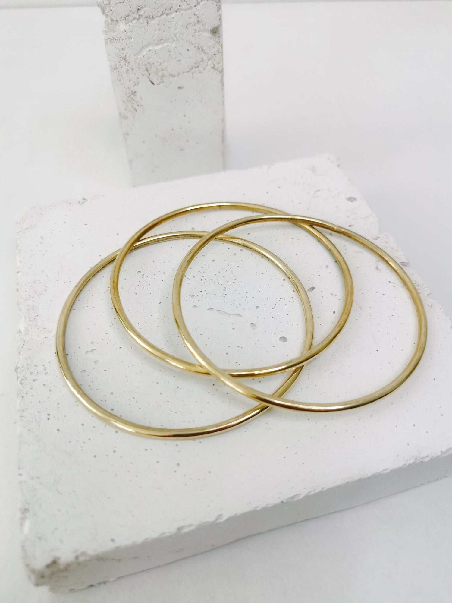 Dünner Armreif aus massivem Messing, Statement Armreif, schlichter Armreif, Tribal goldener Armreif, minimalistischer Armreif gle - CocosyBerlin