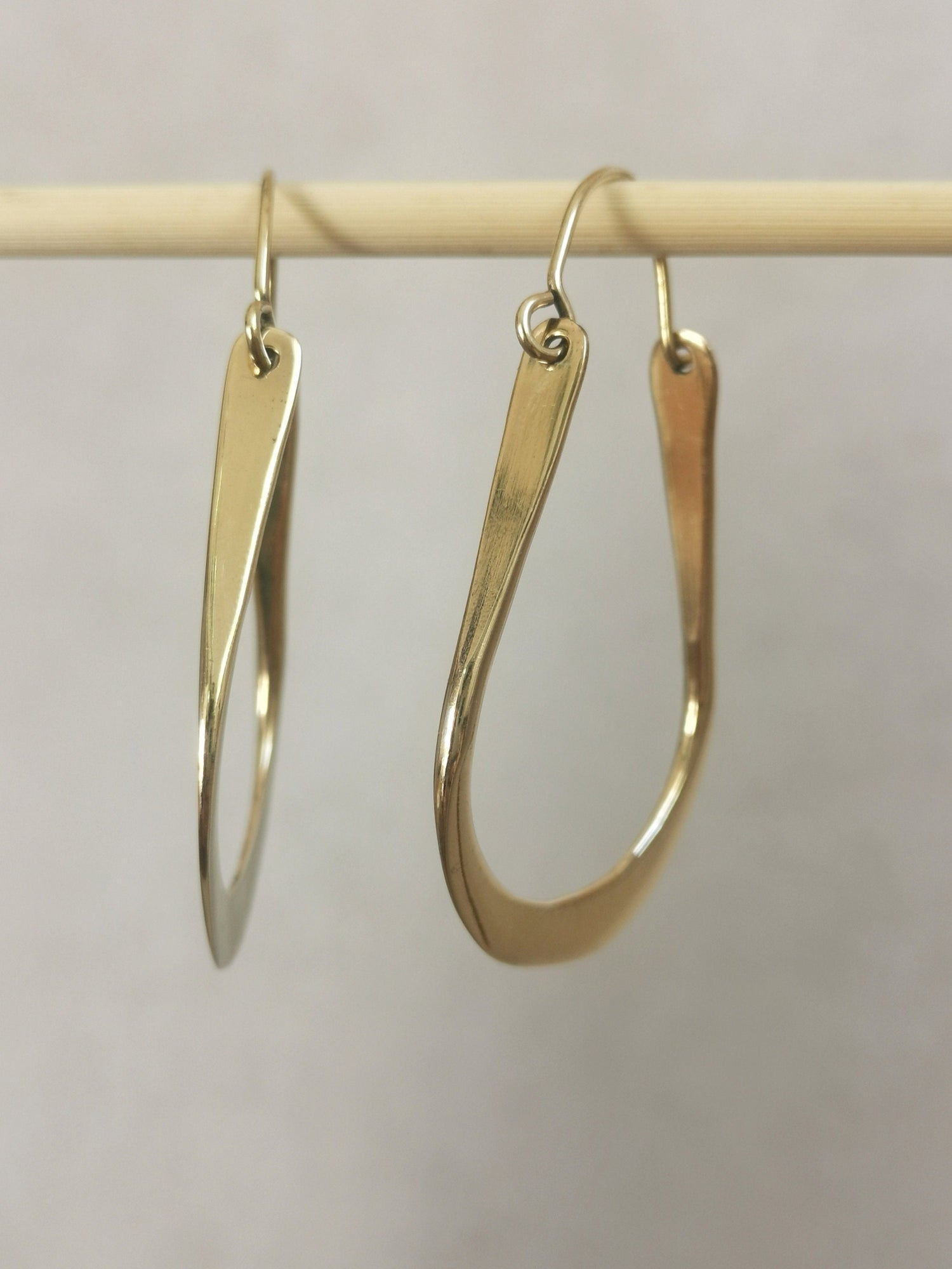 Flache ovale Messing Creolen, Lange  goldene minimalistische Ohrringe