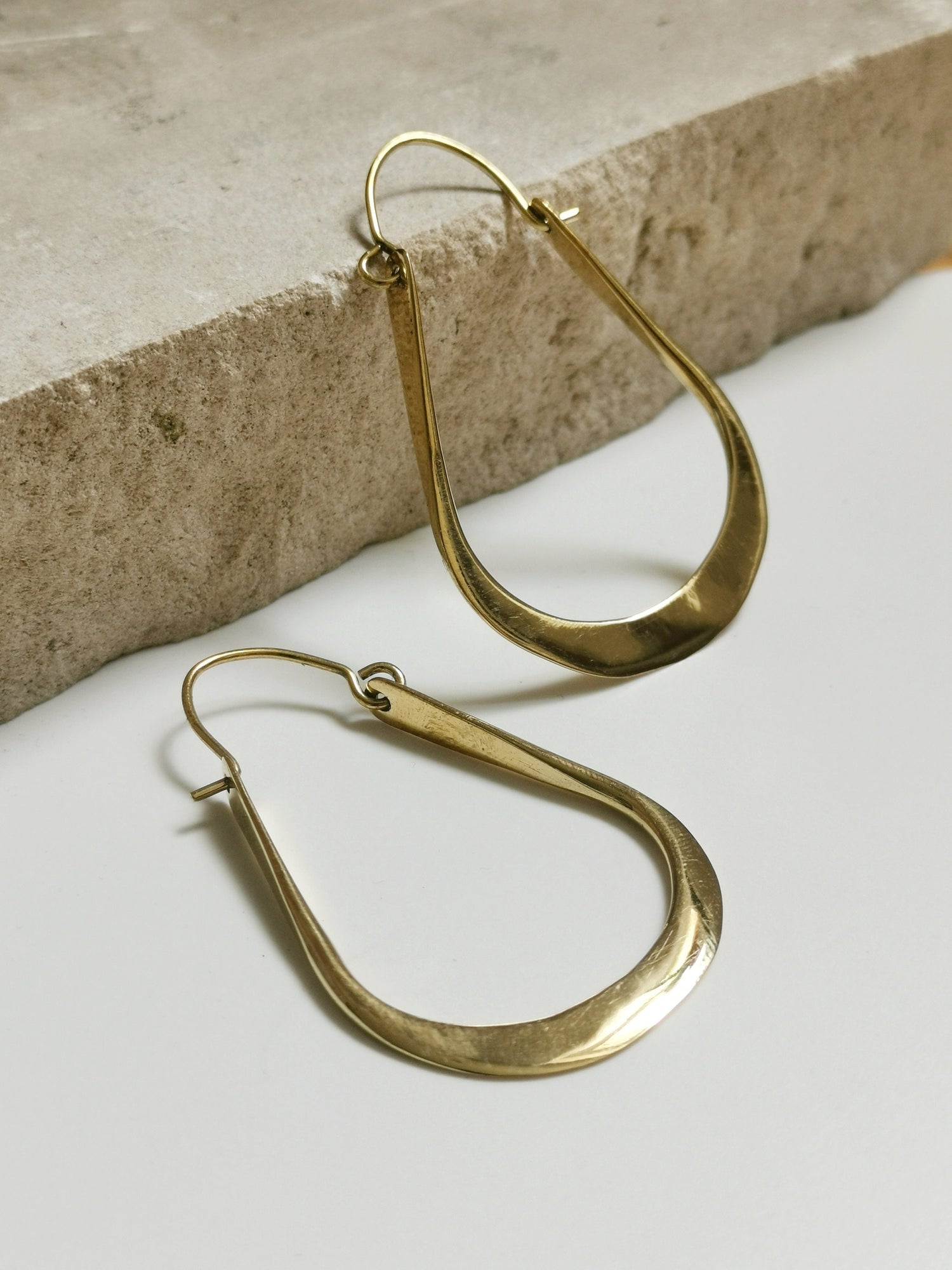 Flache ovale Messing Creolen, Lange  goldene minimalistische Ohrringe