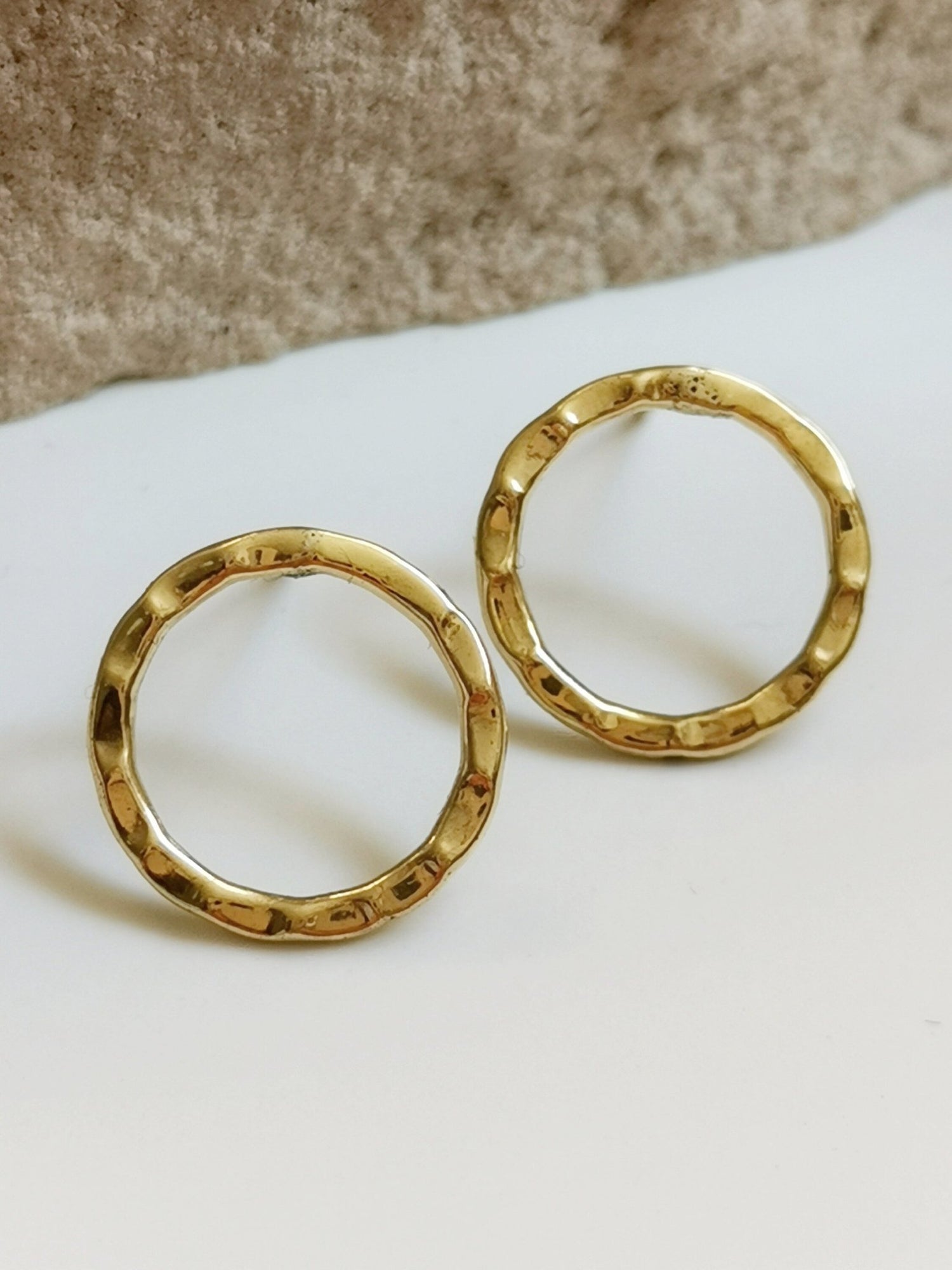 Kreis Ohrringe aus Messing, Handgefertigte Ohrstecker gehämmert, Minimalistische Boho Ohrringe - CocosyBerlin
