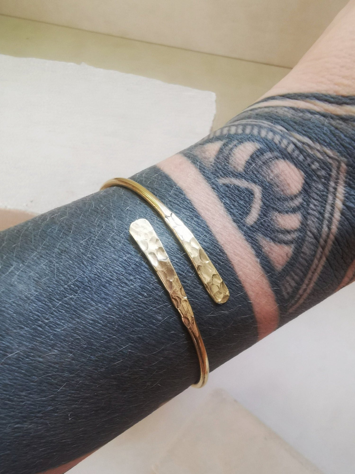 Goldener verstellbarer Armreif, gehämmert strukturiert, Armreif aus Messing, Golden Bangle Cuff, Minimalistisches Armband - CocosyBerlin