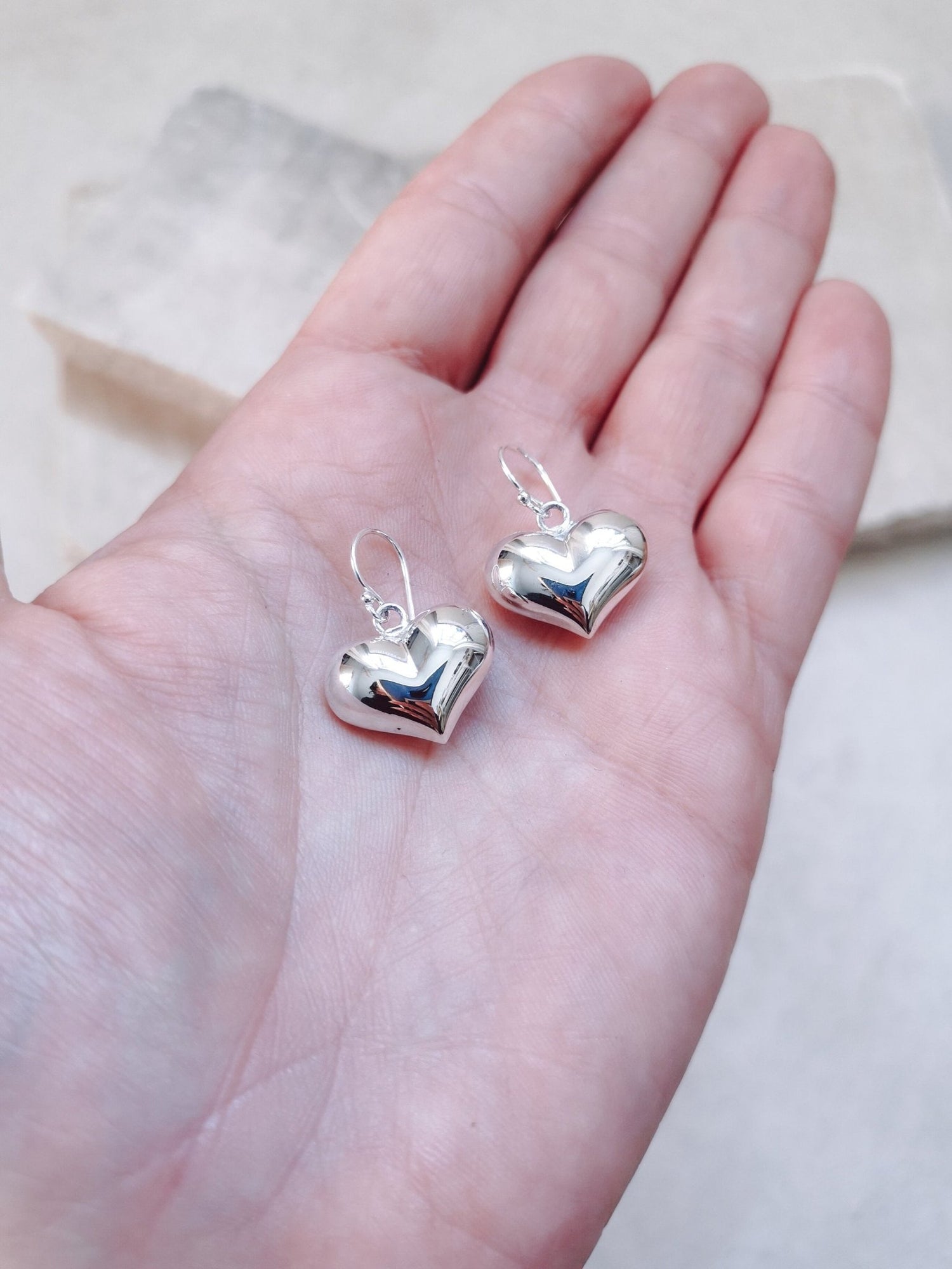 Kleine Sterling Silber Herzohrringe, 925 Silber Ohrringe mit 3D Herz Anhänger, Puffy Herz Ohrringe, Herz Luftballon Ohrringe - CocosyBerlin