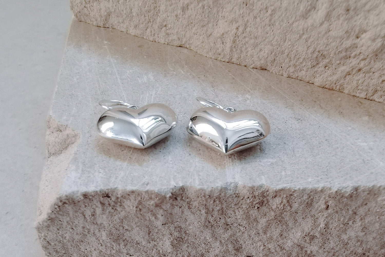 Kleine Sterling Silber Herzohrringe, 925 Silber Ohrringe mit 3D Herz Anhänger, Puffy Herz Ohrringe, Herz Luftballon Ohrringe