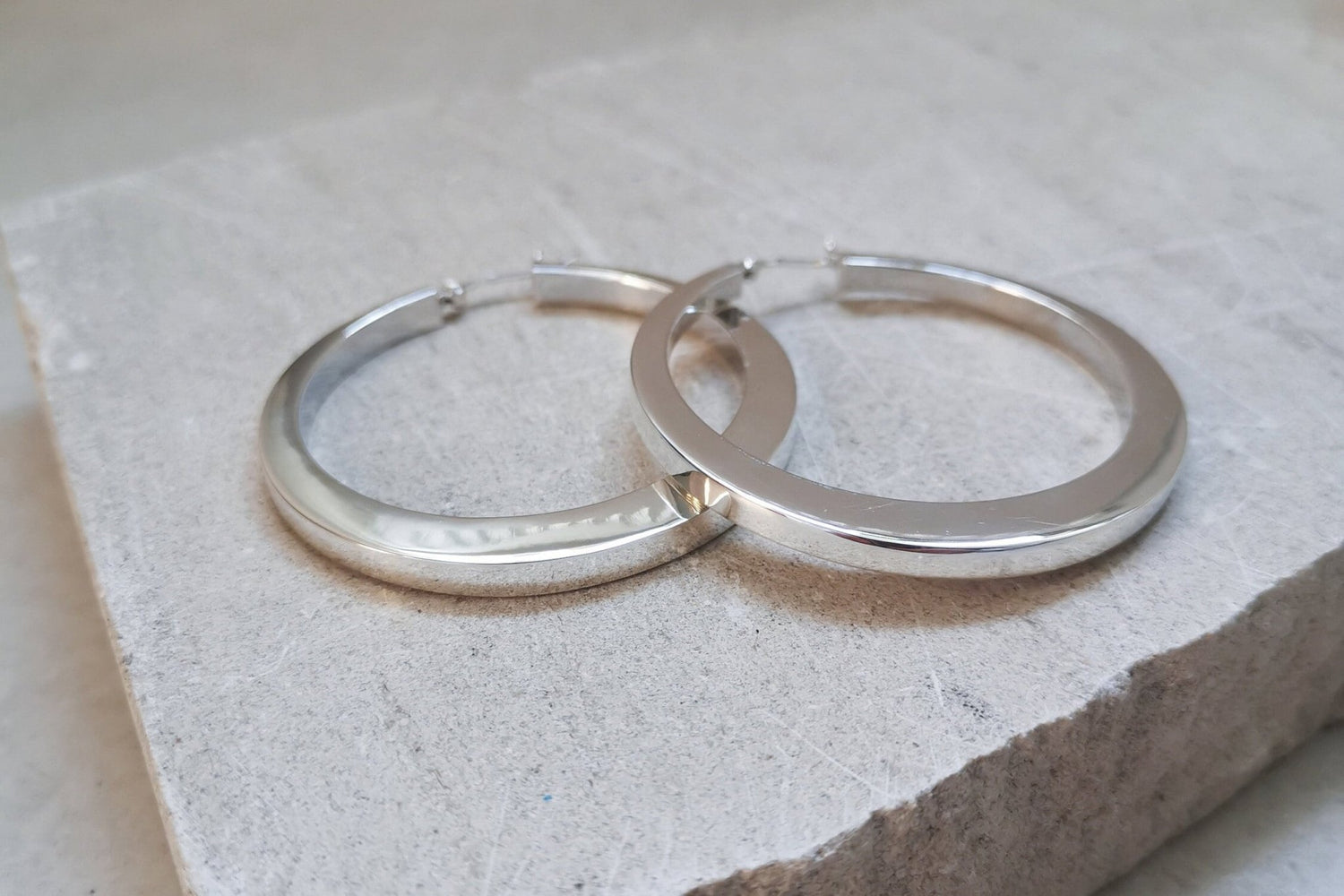 Flache breite Statement Creolen aus 925 Silber, Chunky Sterling Silber Creolen - CocosyBerlin