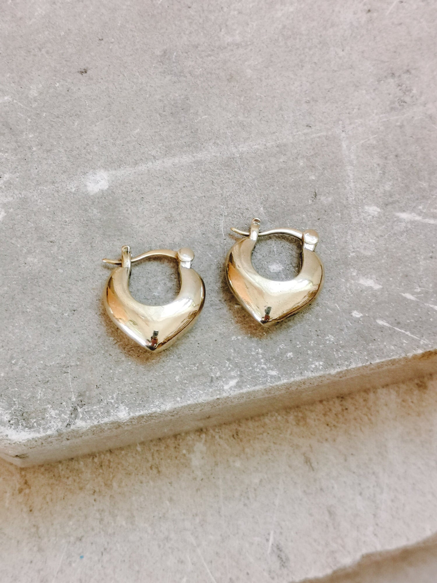 Petites créoles larges en forme de cœur en laiton doré, petites créoles épaisses, créoles 3D en forme de cœur