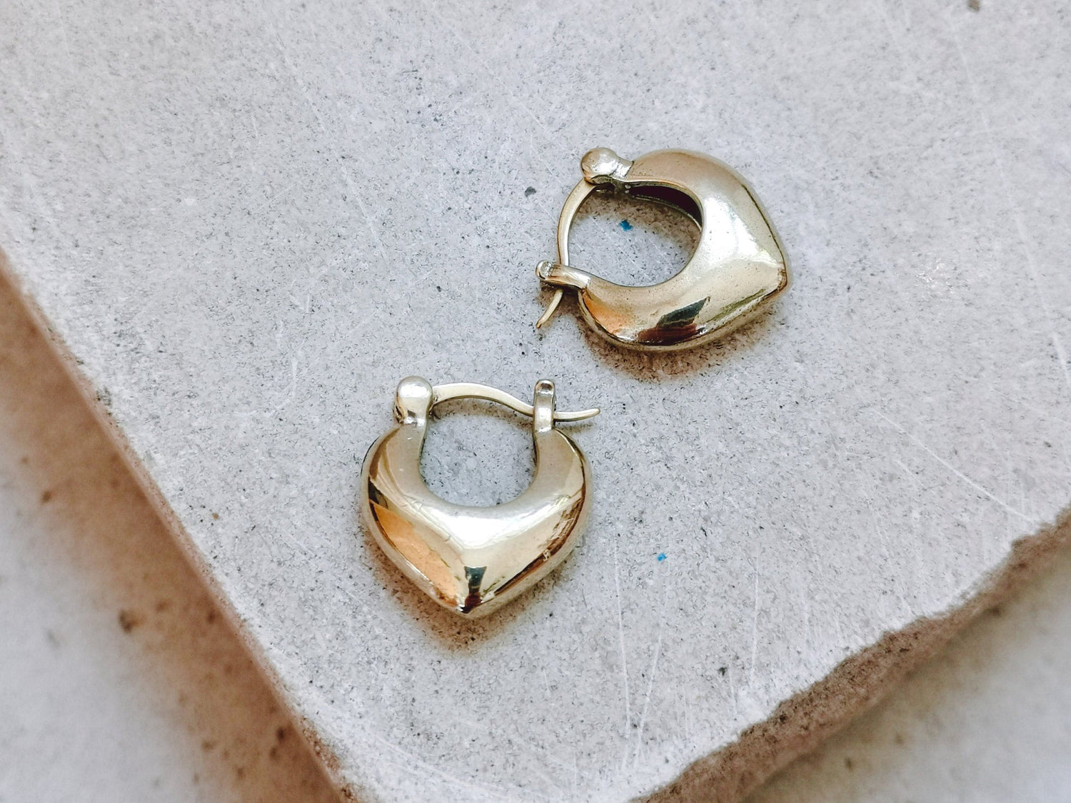 Petites créoles larges en forme de cœur en laiton doré, petites créoles épaisses, créoles 3D en forme de cœur