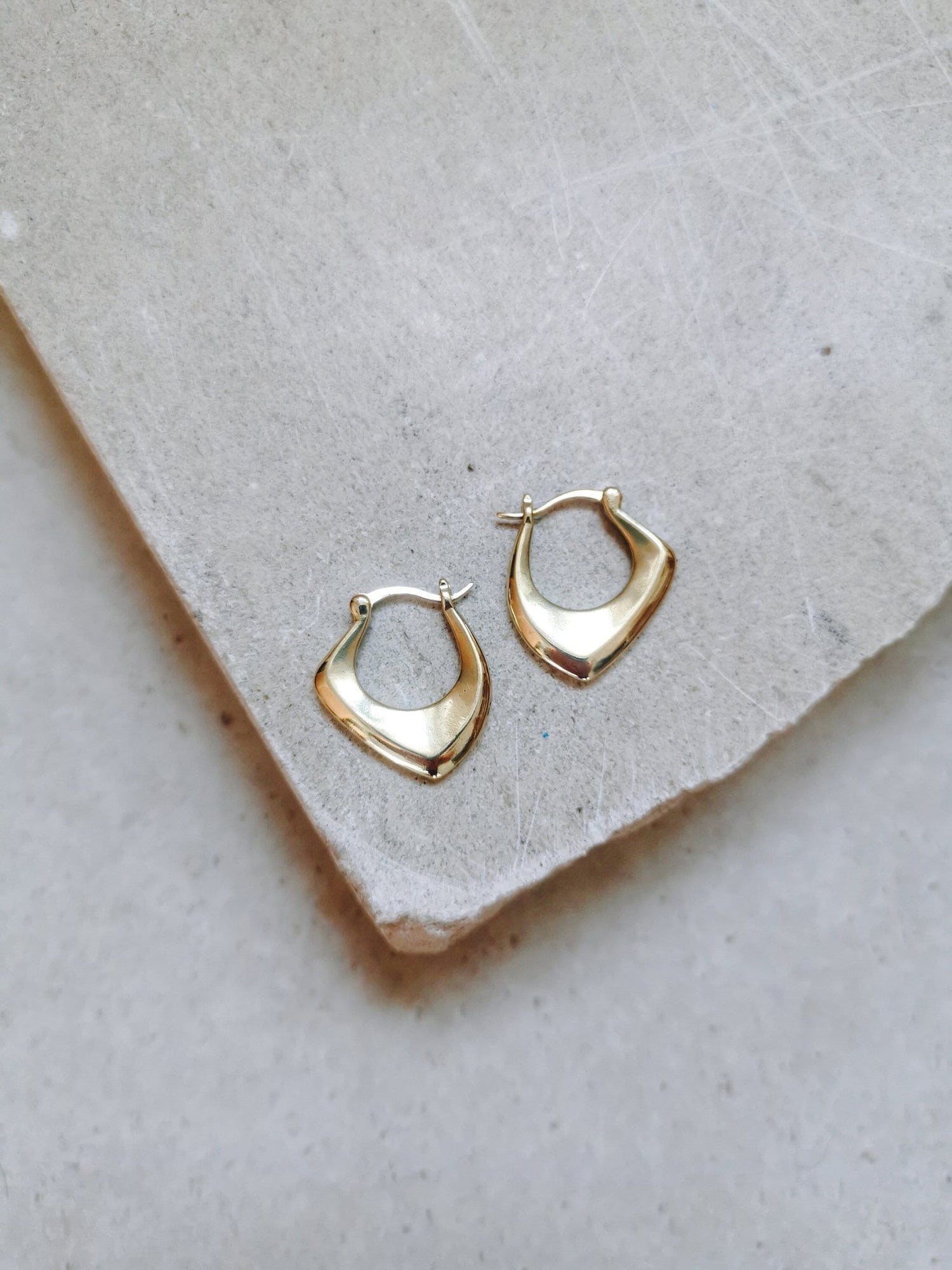 Kleine geometrische Creolen, Minimalistische goldene Ohrringe aus Messing - CocosyBerlin