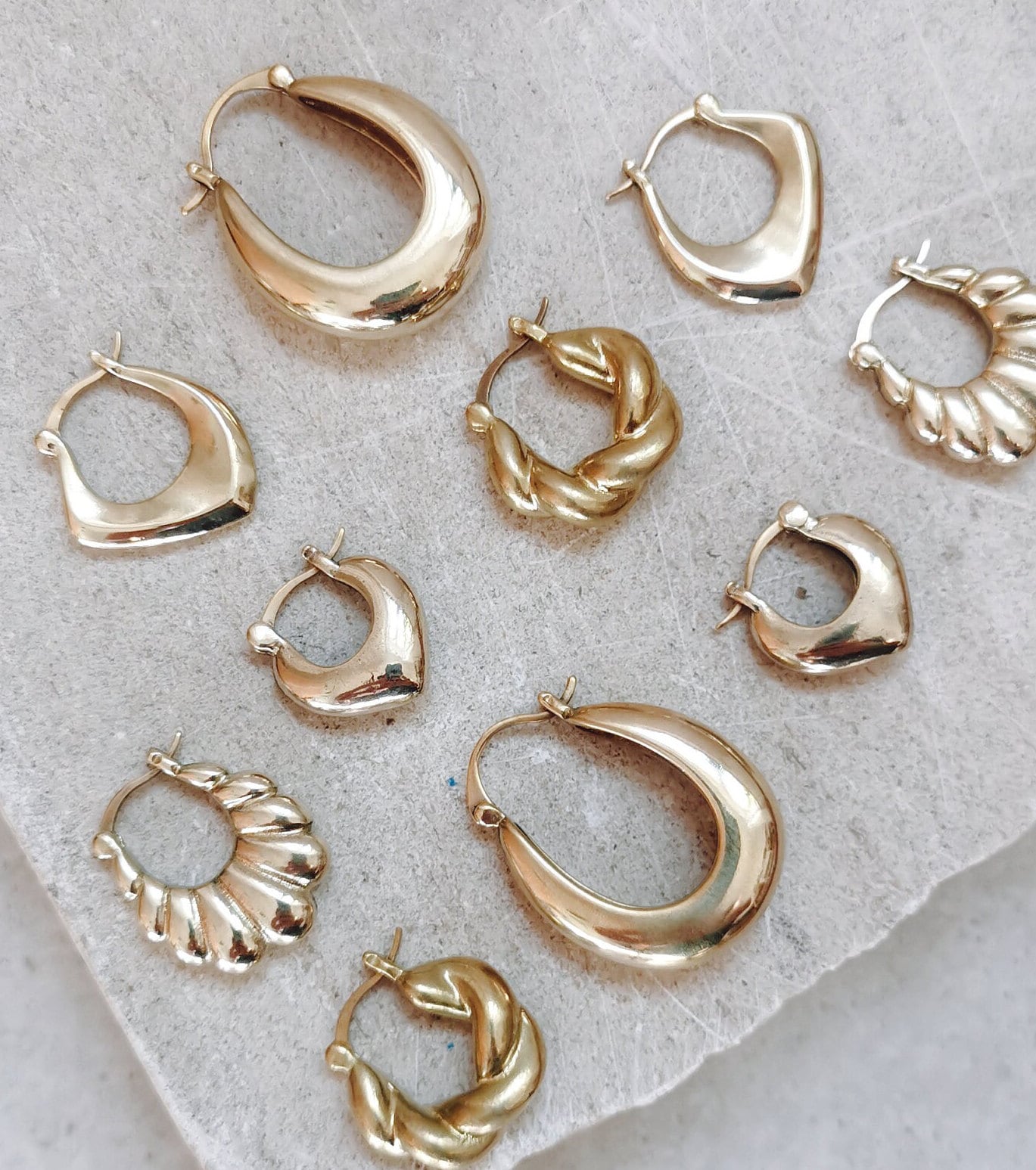 Kleine geometrische Creolen, Minimalistische goldene Ohrringe aus Messing