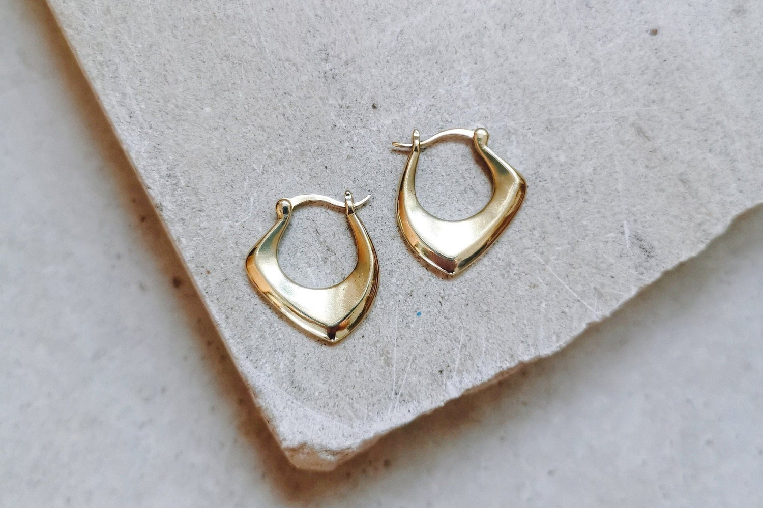 Kleine geometrische Creolen, Minimalistische goldene Ohrringe aus Messing - CocosyBerlin