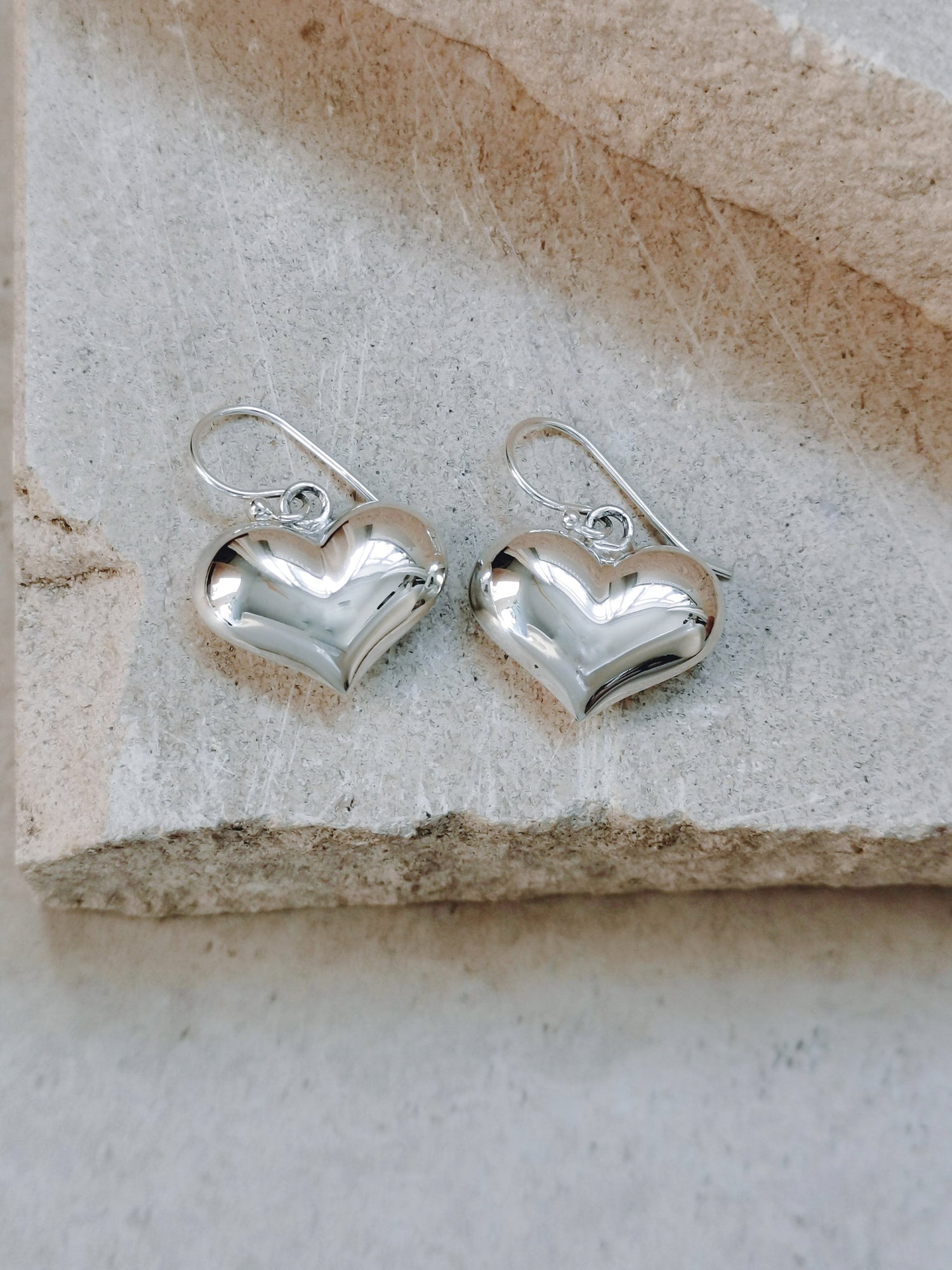 Kleine Sterling Silber Herzohrringe, 925 Silber Ohrringe mit 3D Herz Anhänger, Puffy Herz Ohrringe, Herz Luftballon Ohrringe