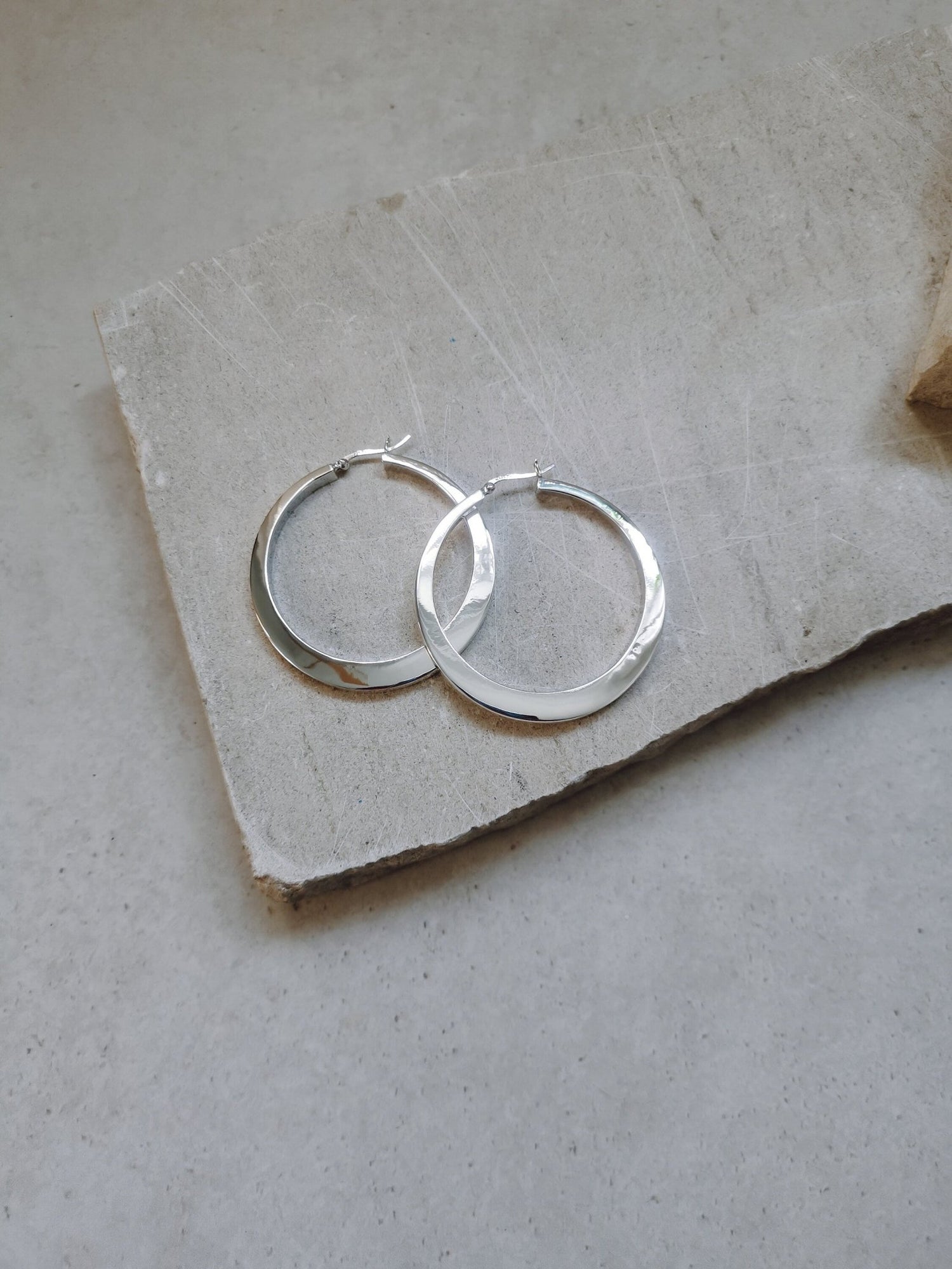 Flache breite Statement Creolen aus 925 Silber, Chunky Sterling Silber Creolen - CocosyBerlin