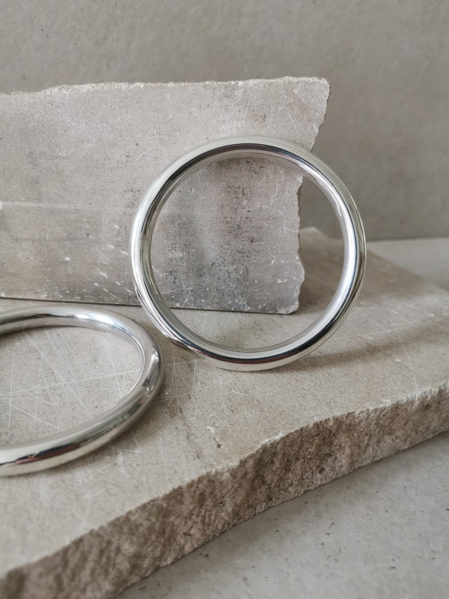 Chunky Armreif aus Sterling Silber, Statement Armband aus 925 Silber, breiter minimalistischer schlichter Armreif - CocosyBerlin