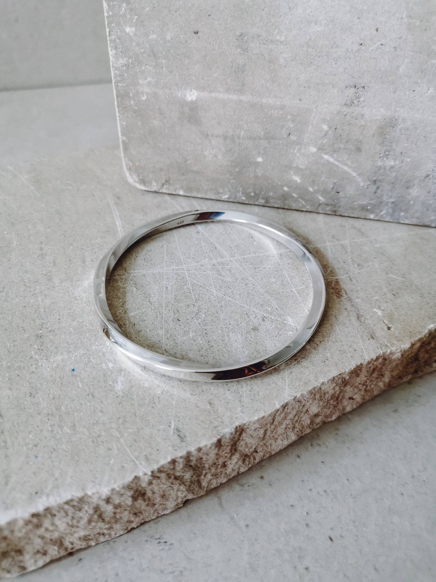 Twisted Armreif aus Sterling Silber, Statement gedrehter Armreif aus Silber 925, minimalistischer schlichter Armreif