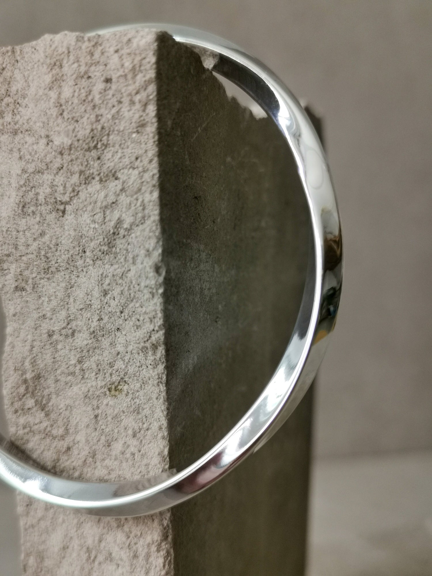 Twisted Armreif aus Sterling Silber, Statement gedrehter Armreif aus Silber 925, minimalistischer schlichter Armreif