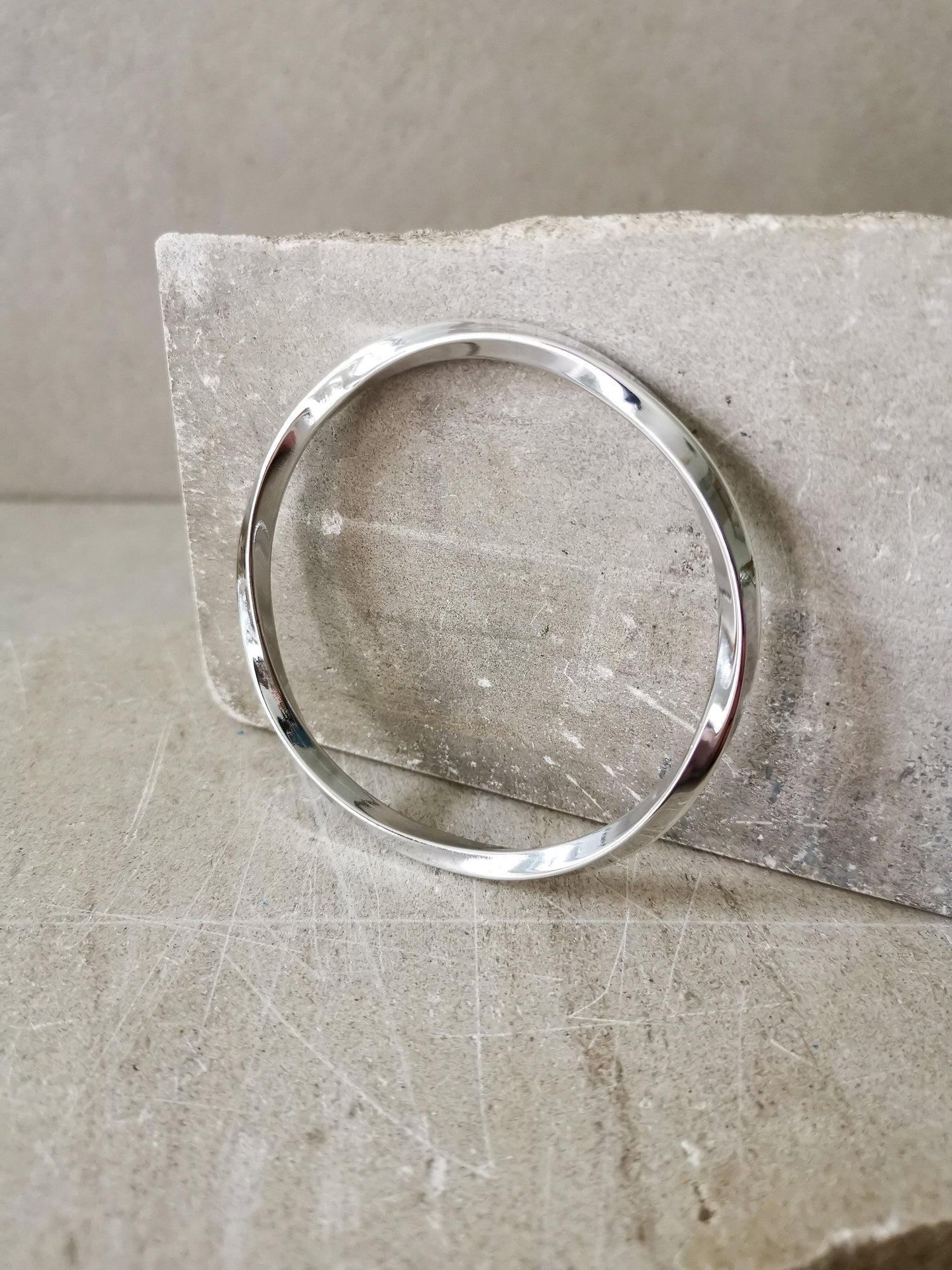 Twisted Armreif aus Sterling Silber, Statement gedrehter Armreif aus Silber 925, minimalistischer schlichter Armreif