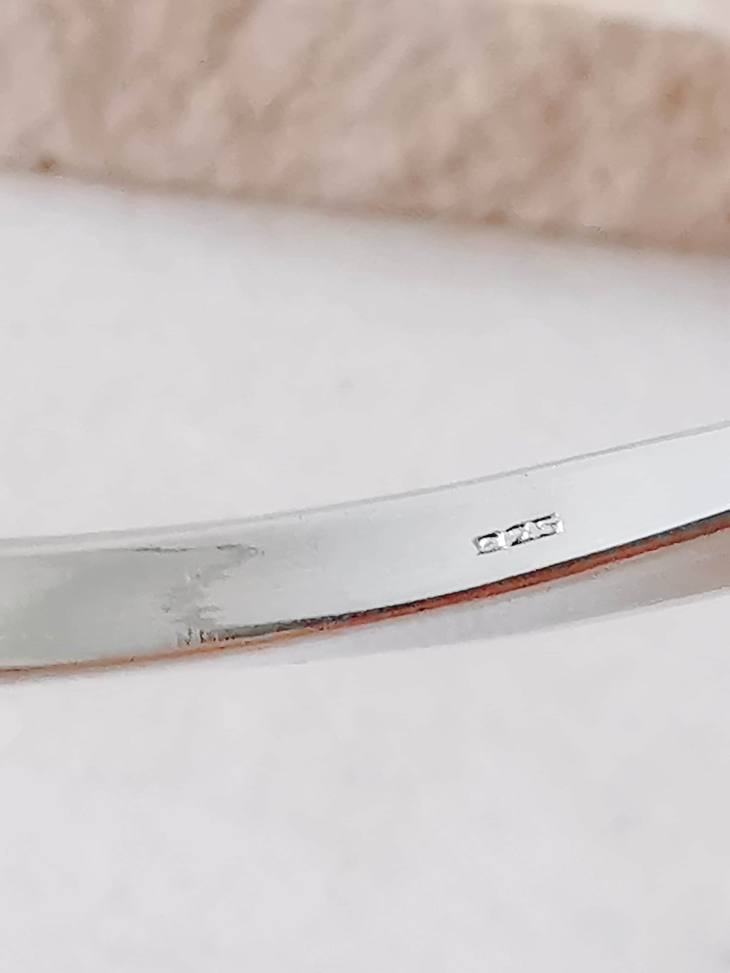 Twisted Armreif aus Sterling Silber, Statement gedrehter Armreif aus Silber 925, minimalistischer schlichter Armreif