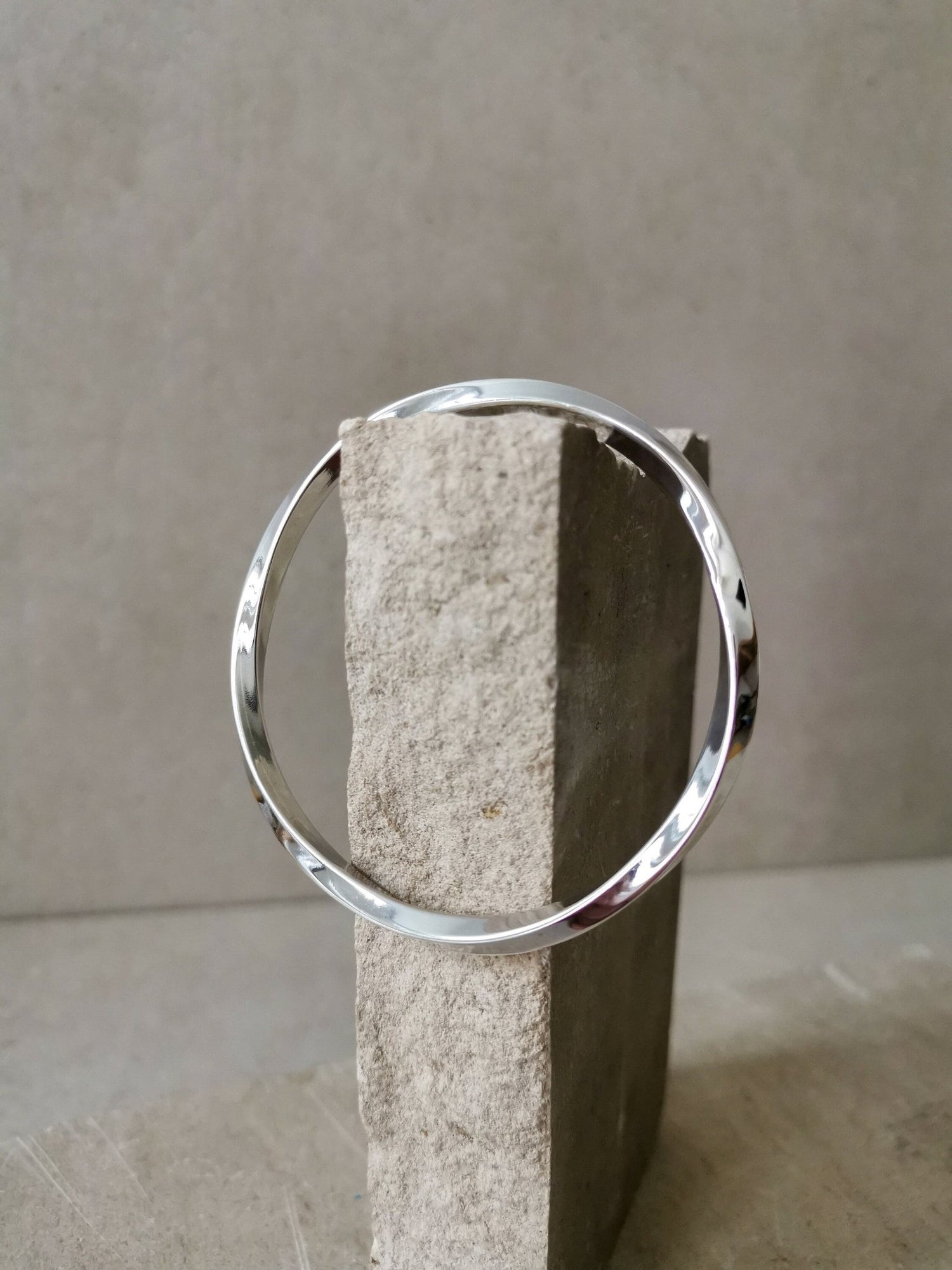 Twisted Armreif aus Sterling Silber, Statement gedrehter Armreif aus Silber 925, minimalistischer schlichter Armreif - CocosyBerlin