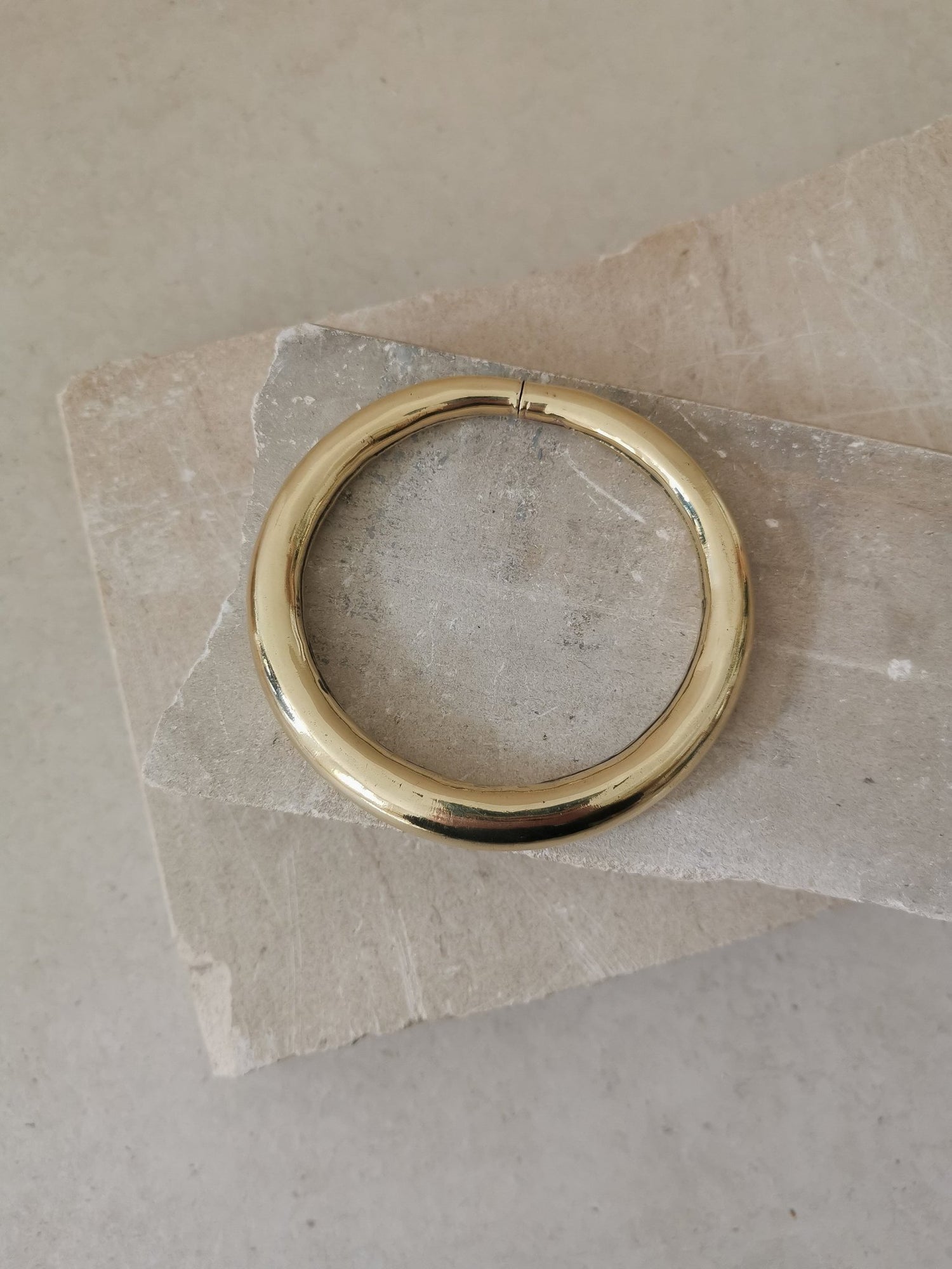 Breiter Armreif aus goldenem Messing, Statement Armband, Tribal goldener Armreif - CocosyBerlin