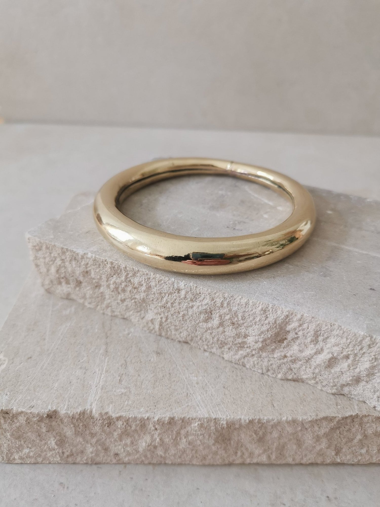 Breiter Armreif aus goldenem Messing, Statement Armband, Tribal goldener Armreif - CocosyBerlin