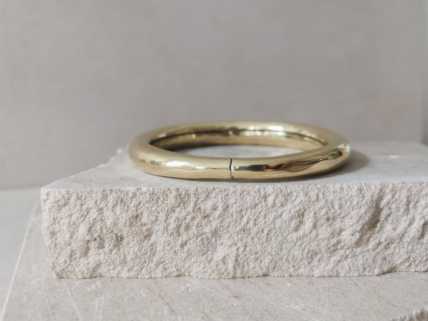 Breiter Armreif aus goldenem Messing, Statement Armband, Tribal goldener Armreif - CocosyBerlin