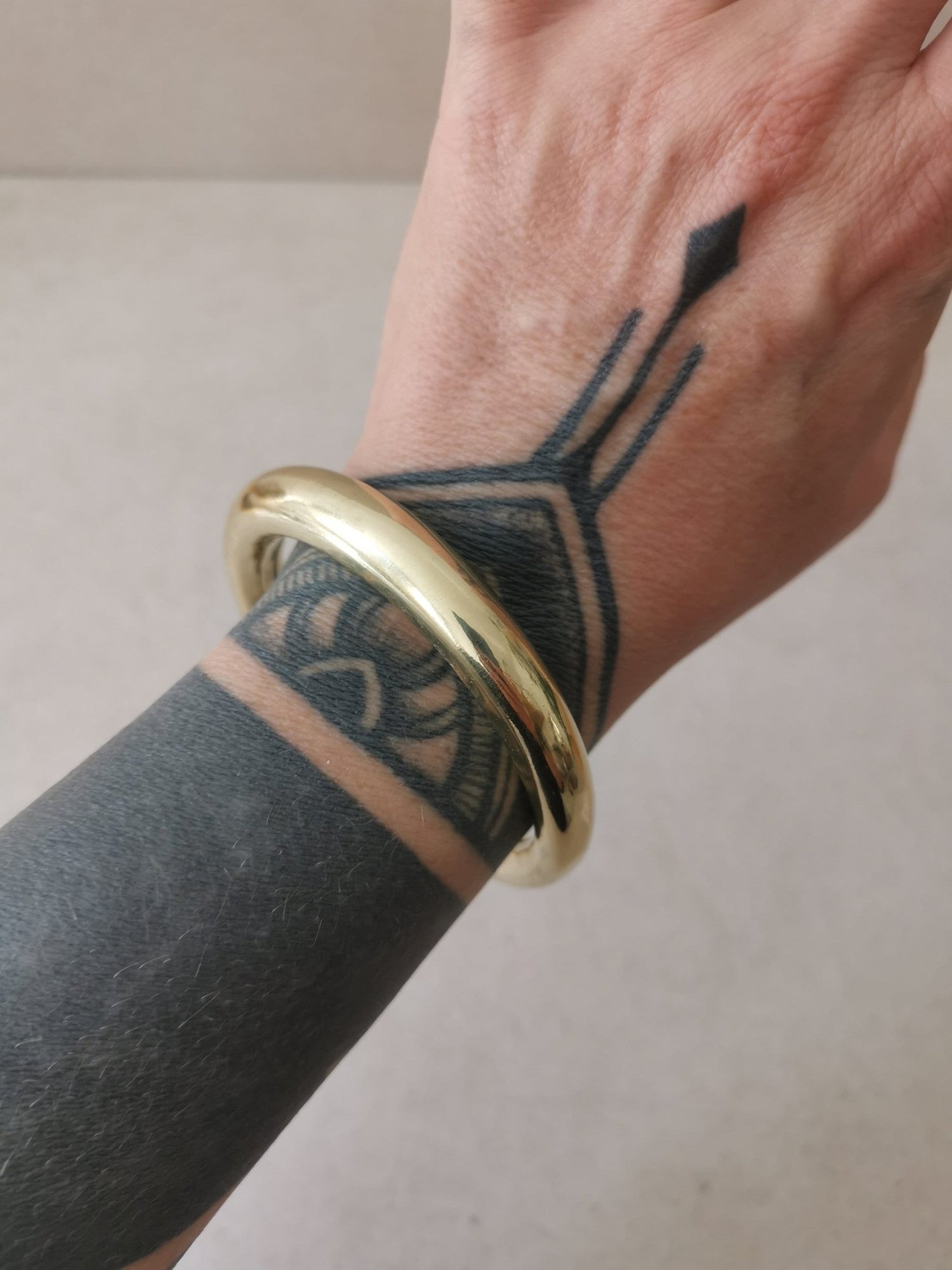 Breiter Armreif aus goldenem Messing, Statement Armband, Tribal goldener Armreif - CocosyBerlin