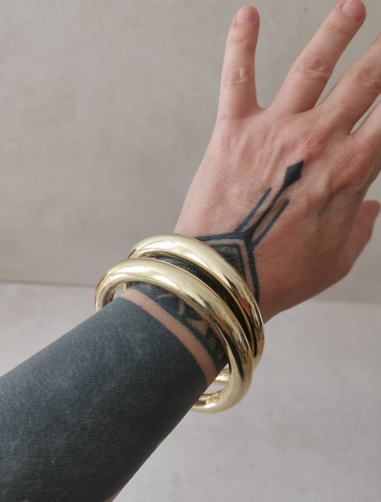 Breiter Armreif aus goldenem Messing, Statement Armband, Tribal goldener Armreif - CocosyBerlin