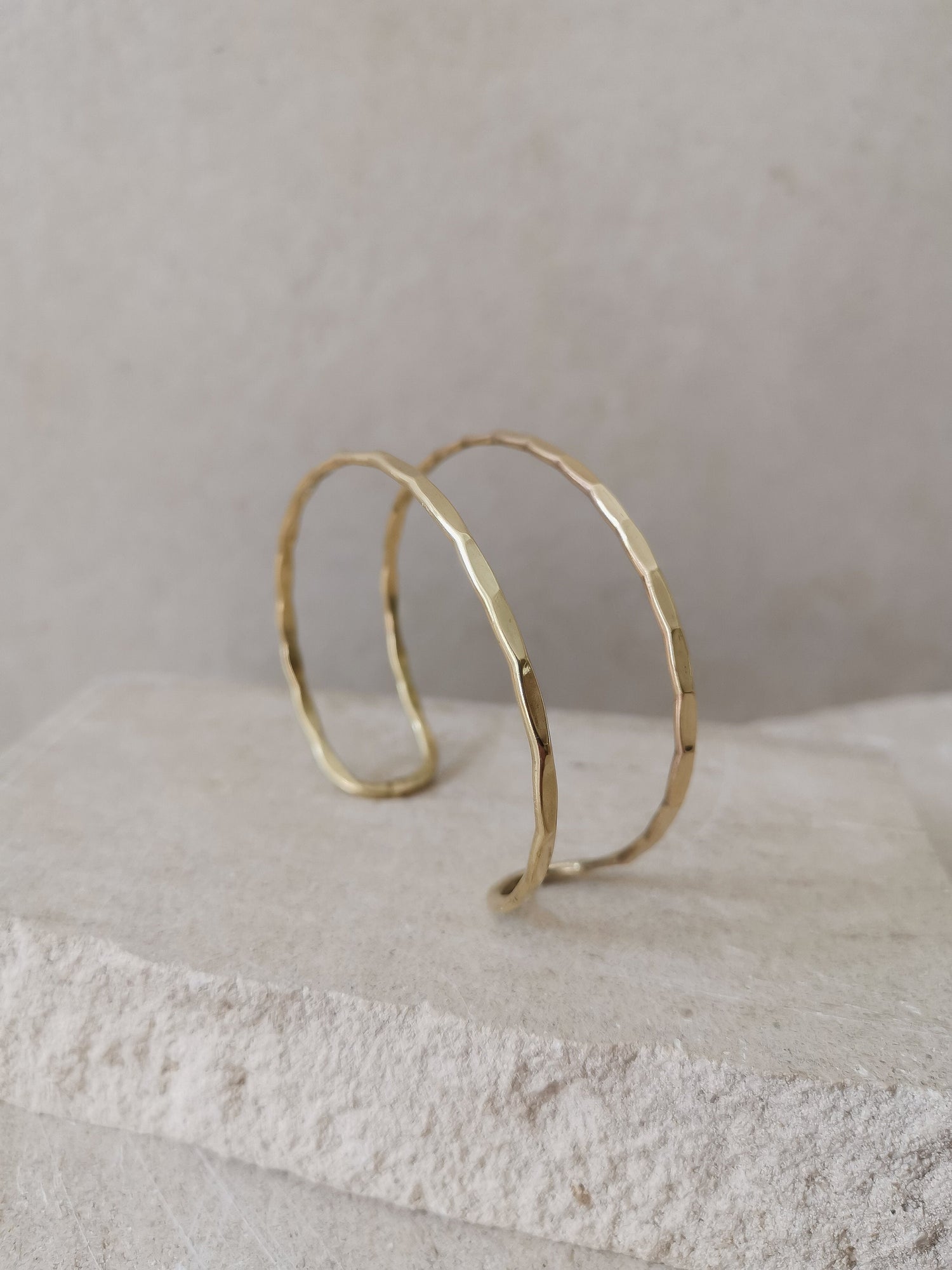 Goldener verstellbarer Armreif, gehämmert strukturiert, Armreif aus Messing, Golden Bangle Cuff, Minimalistisches Armband