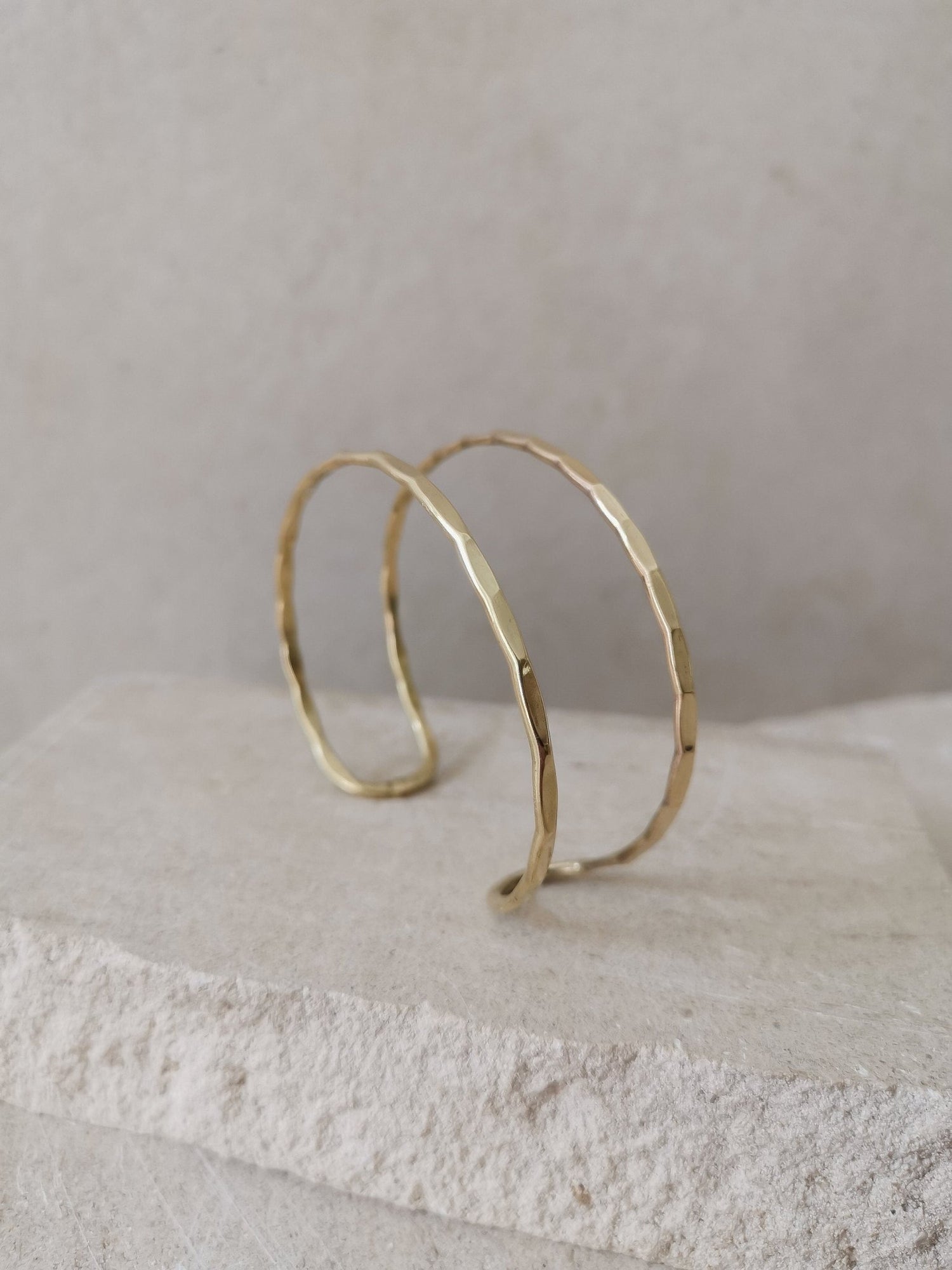 Goldener verstellbarer Armreif, gehämmert strukturiert, Armreif aus Messing, Golden Bangle Cuff, Minimalistisches Armband - CocosyBerlin