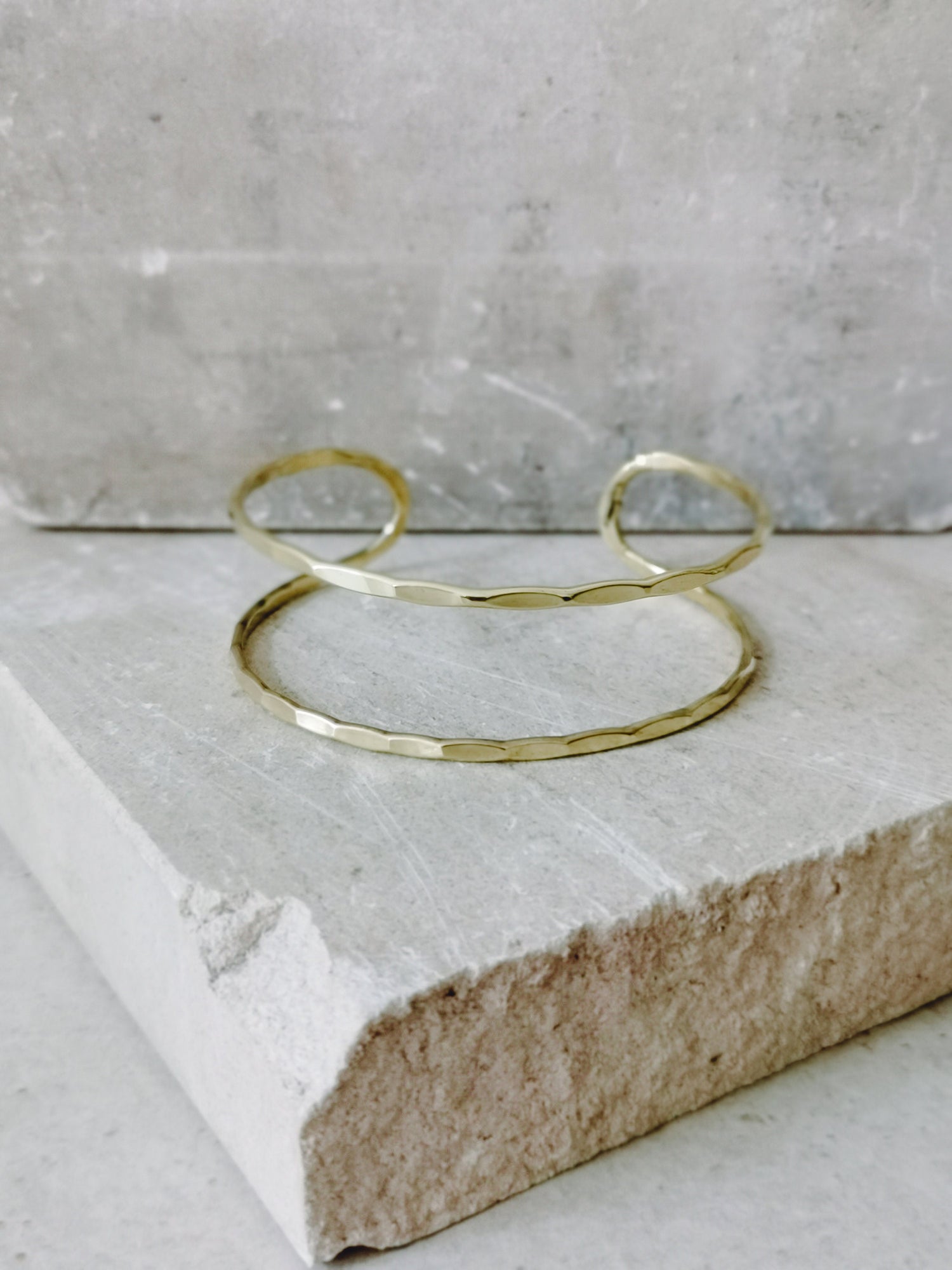 Goldener verstellbarer Armreif, gehämmert strukturiert, Armreif aus Messing, Golden Bangle Cuff, Minimalistisches Armband