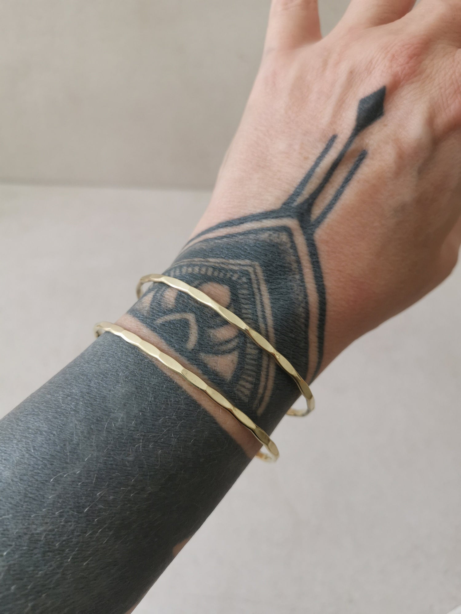 Goldener verstellbarer Armreif, gehämmert strukturiert, Armreif aus Messing, Golden Bangle Cuff, Minimalistisches Armband