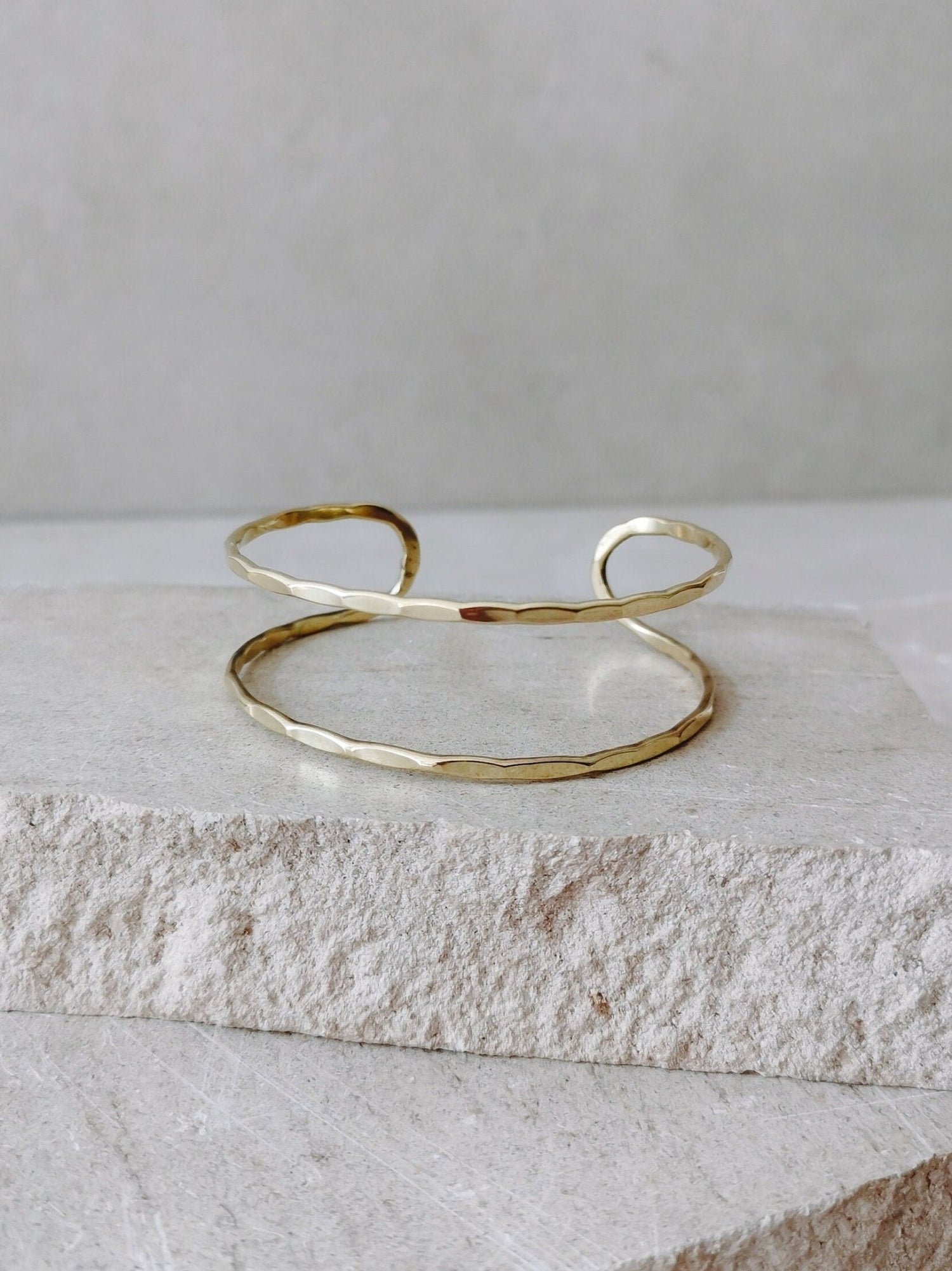 Goldener verstellbarer Armreif, gehämmert strukturiert, Armreif aus Messing, Golden Bangle Cuff, Minimalistisches Armband - CocosyBerlin